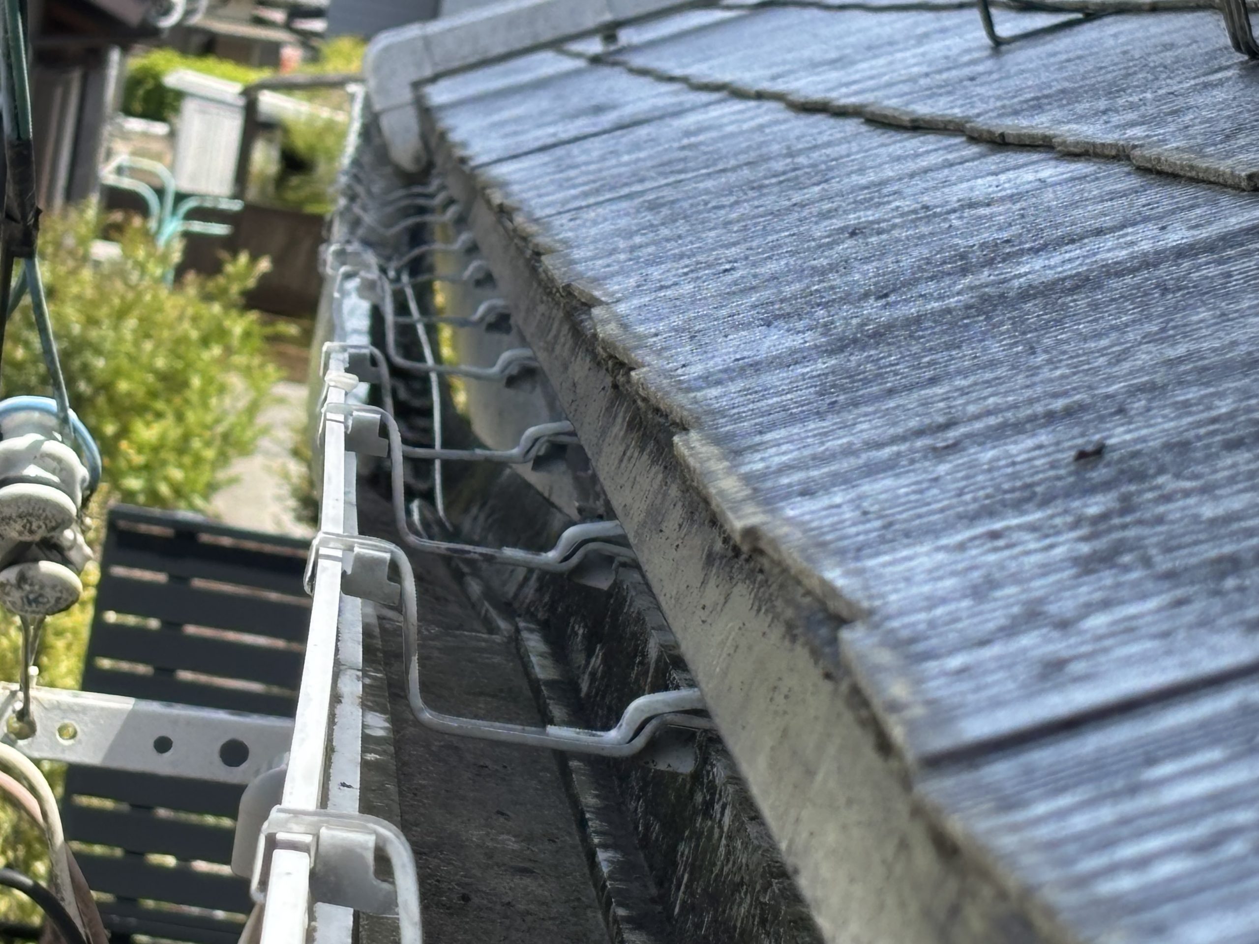 【施工前】たわんで雨水が溜まっている軒樋の様子小牧市