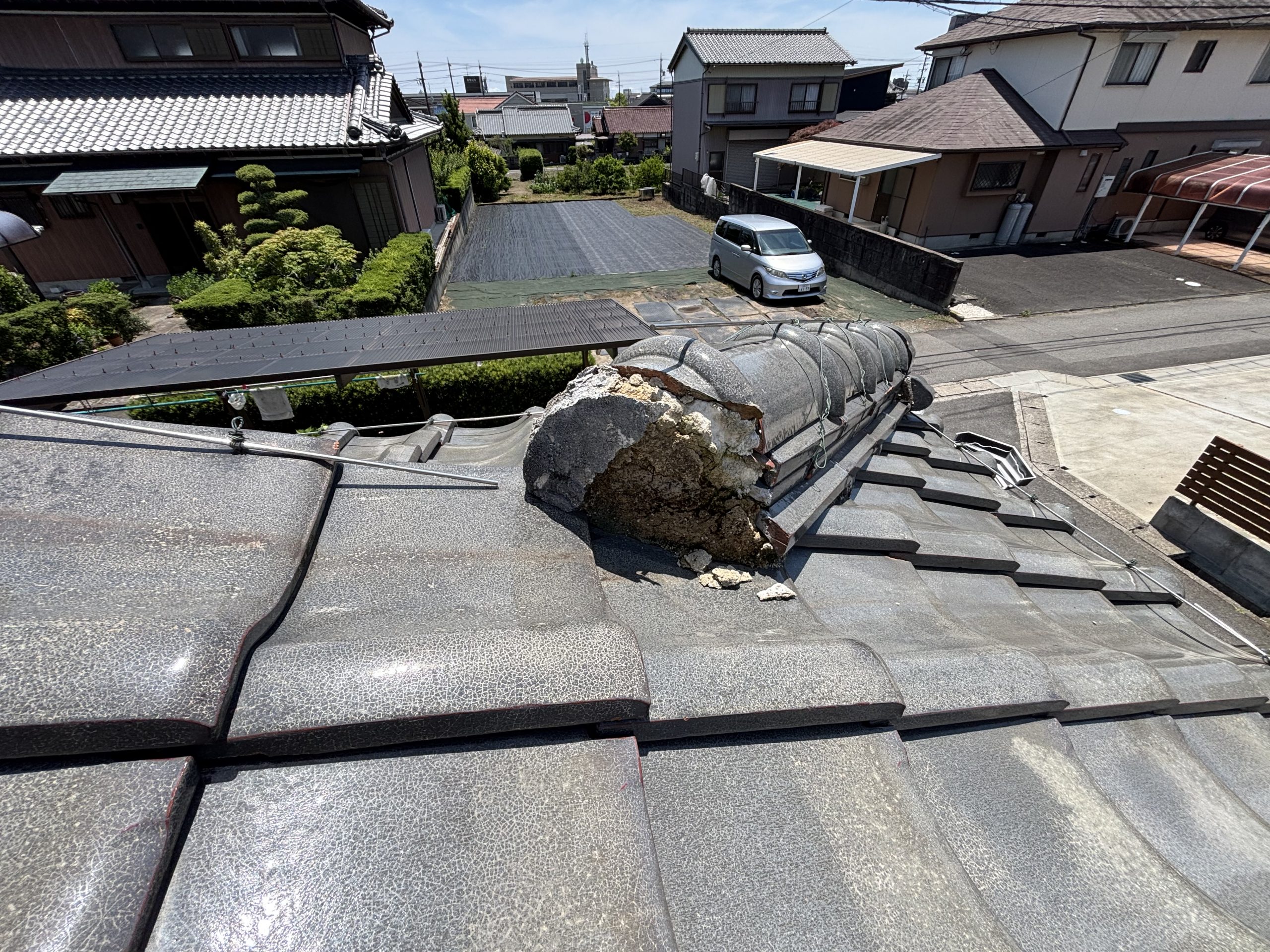 小牧市のお宅の鬼瓦周辺の漆喰が劣化・ひび割れた状態