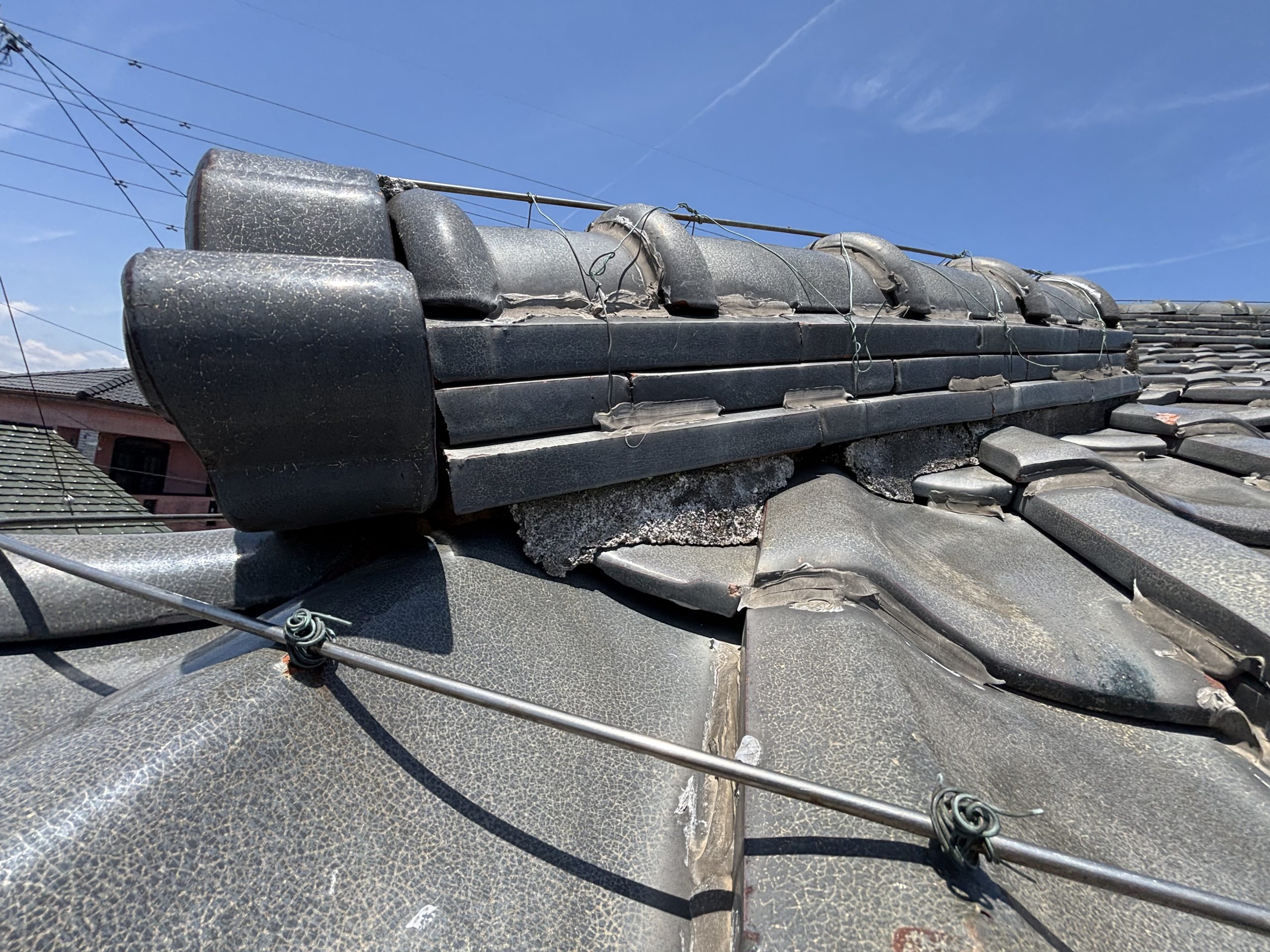 小牧市の瓦屋根で棟下漆喰が剥がれて葺き土が露出している様子