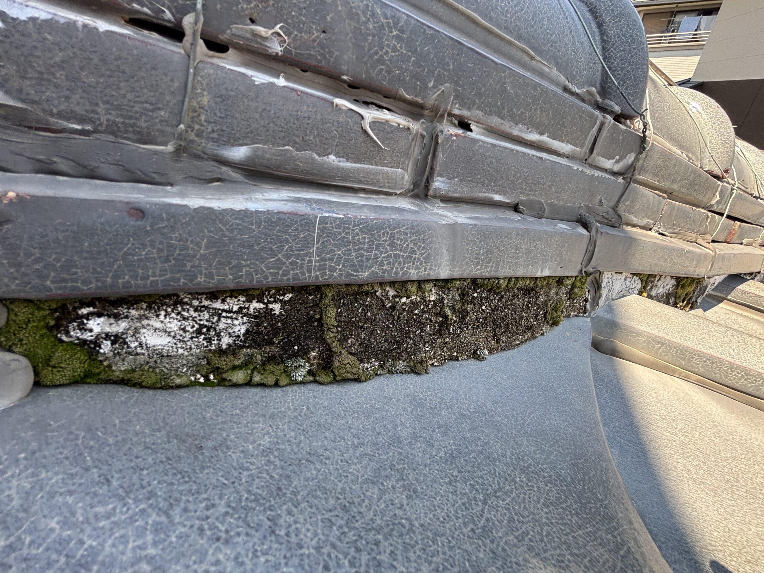 小牧市のお宅の鬼瓦周辺の漆喰が劣化・ひび割れた状態