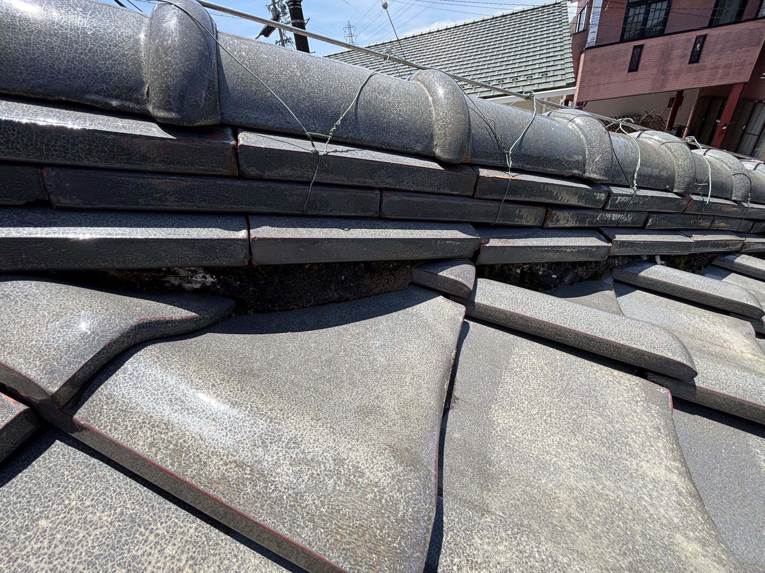 小牧市の瓦屋根で棟下漆喰が剥がれて葺き土が露出している様子