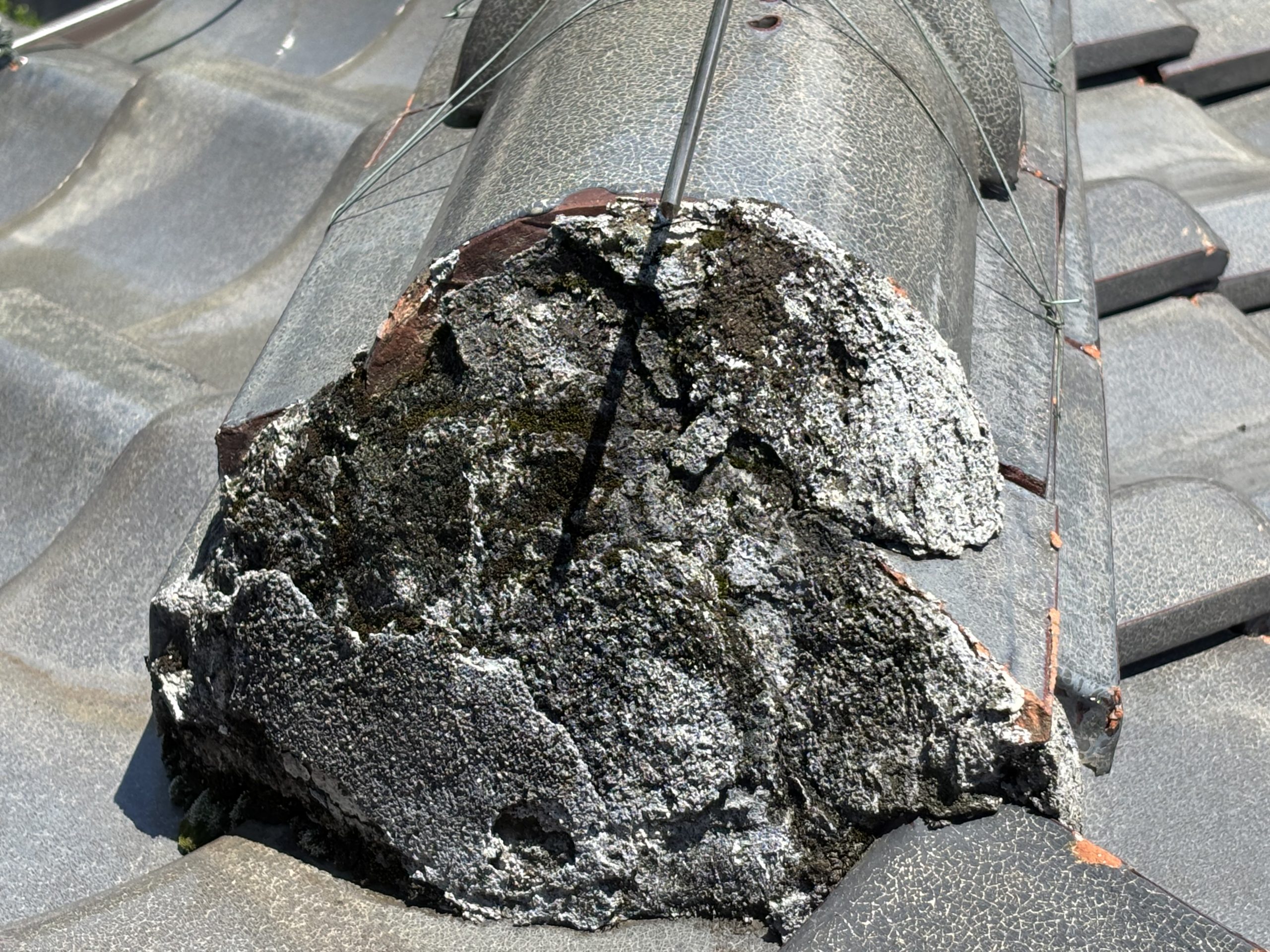 小牧市のお宅の鬼瓦周辺の漆喰が劣化・ひび割れた状態