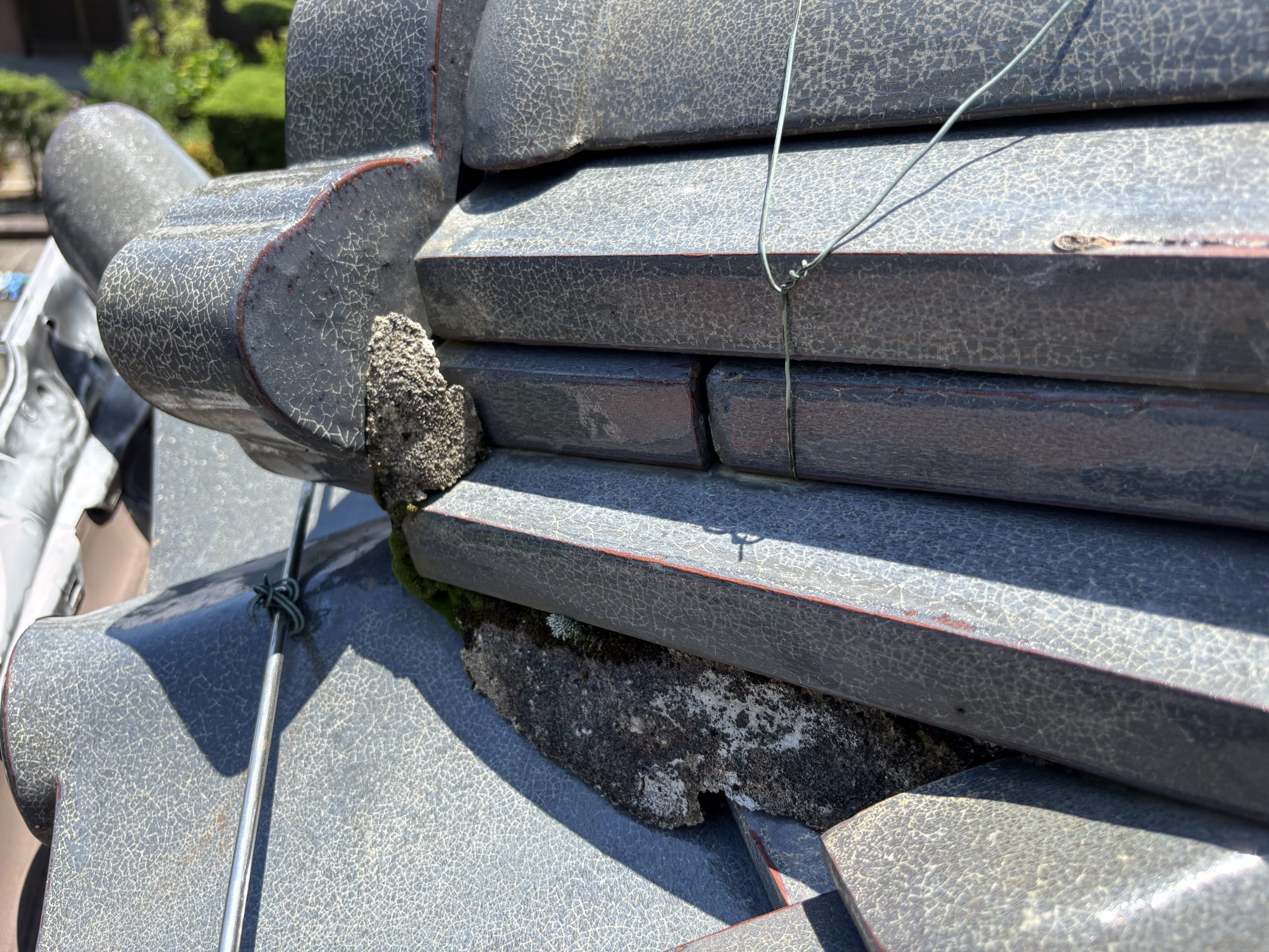 小牧市のお宅の鬼瓦周辺の漆喰が劣化・ひび割れた状態
