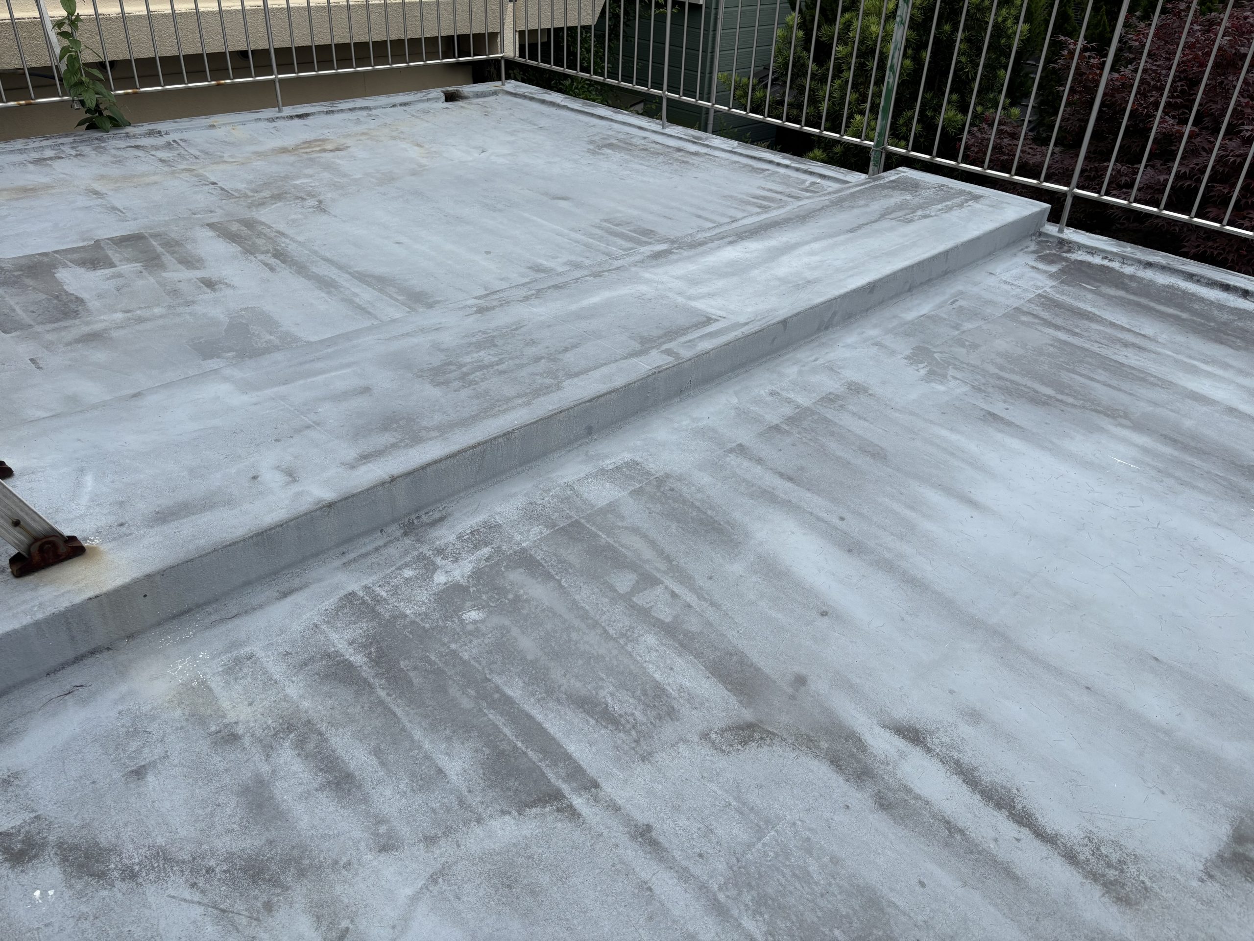 春日井市のRCユニット住宅 屋上防水の劣化状況