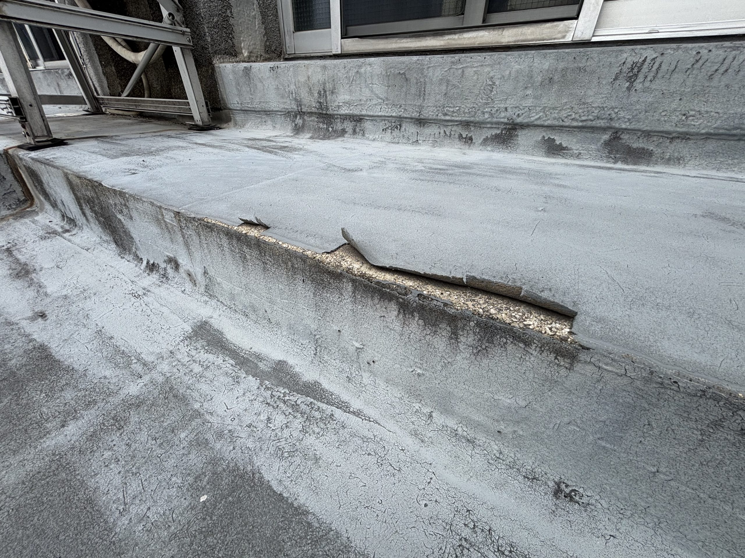 春日井市のRCユニット住宅 屋上防水の劣化状況