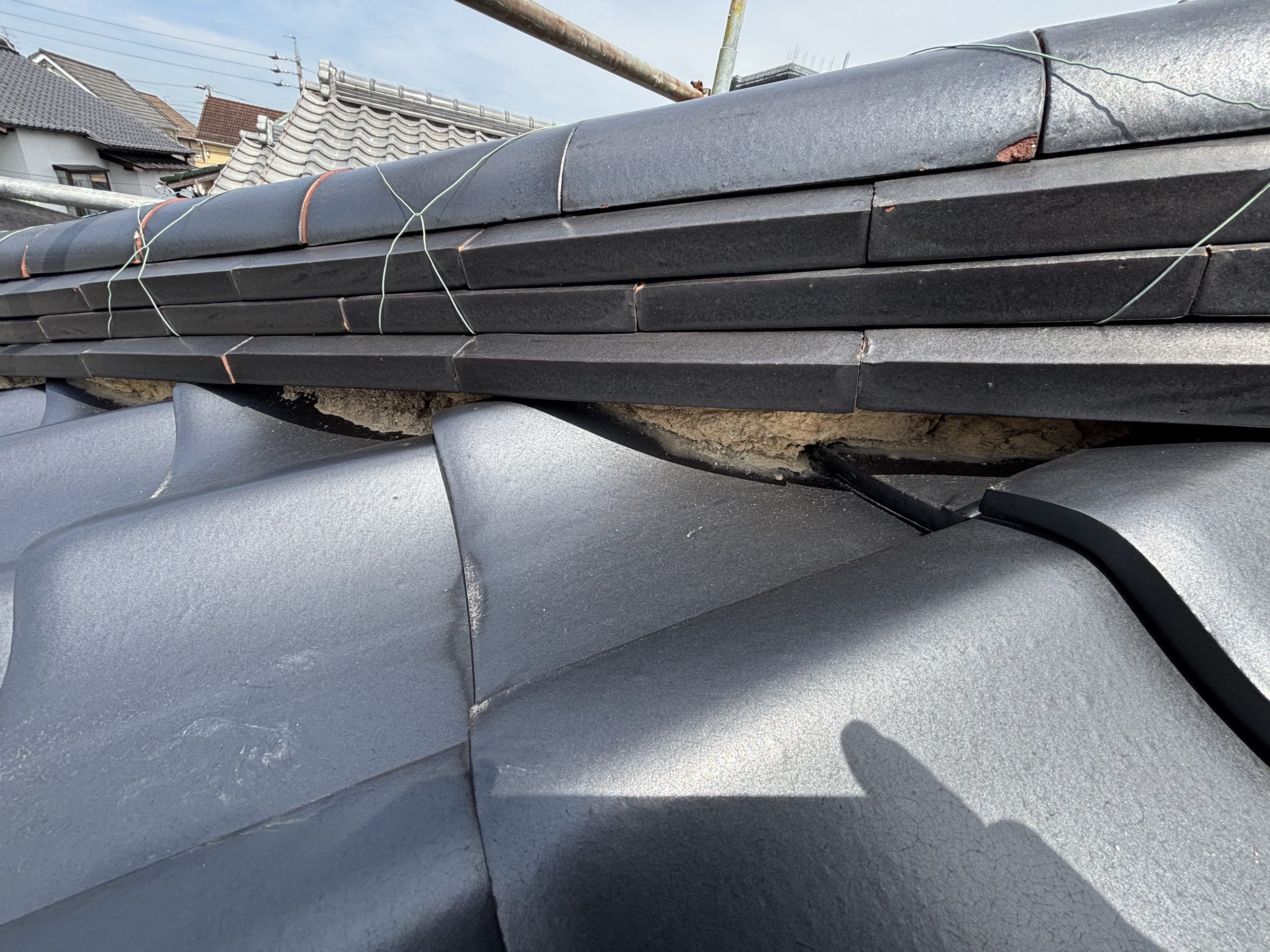 春日井市の住宅屋根で確認された漆喰の剥がれと銅板の腐食による穴あき部分