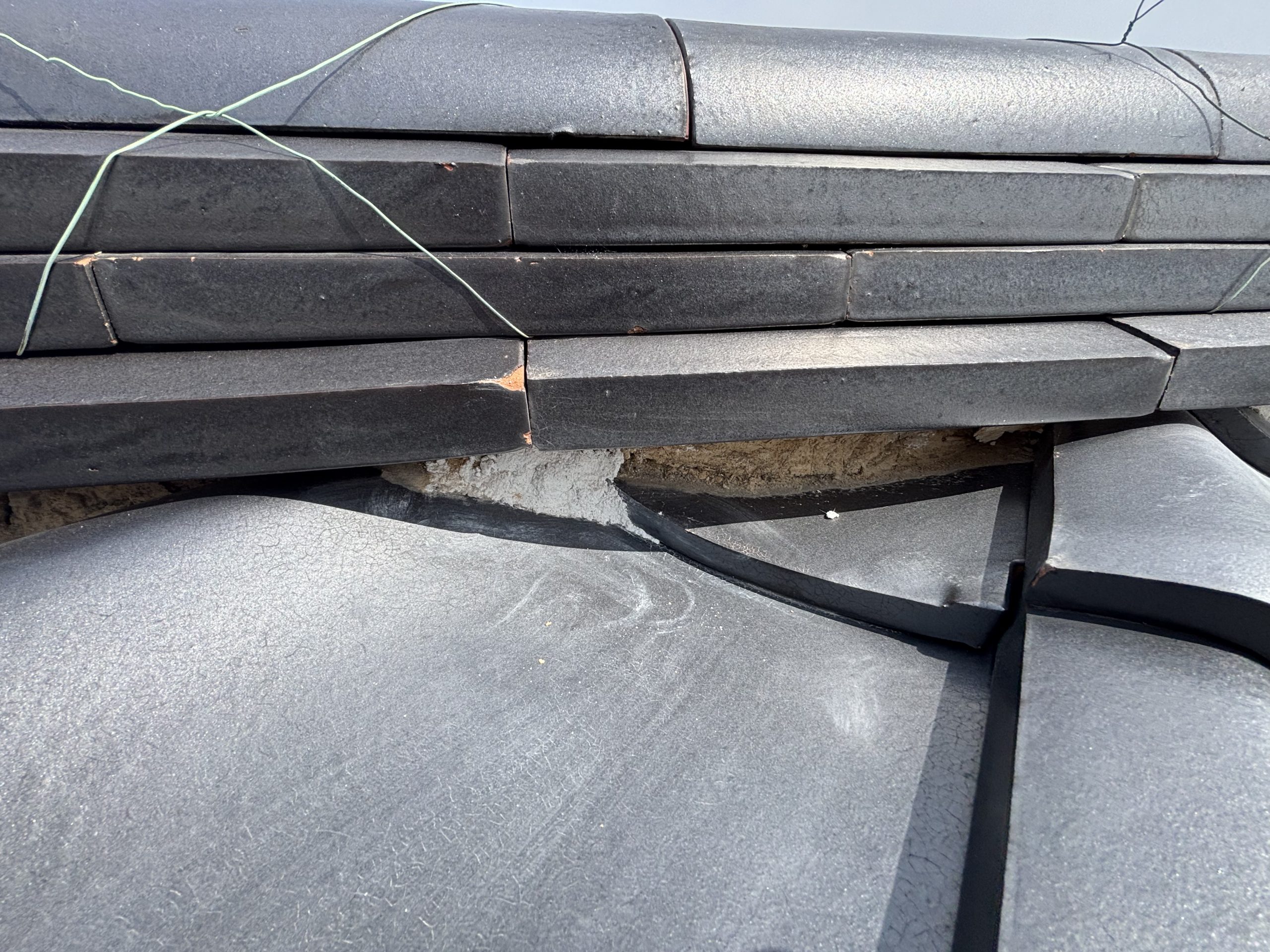 春日井市の住宅屋根で確認された漆喰の剥がれと銅板の腐食による穴あき部分