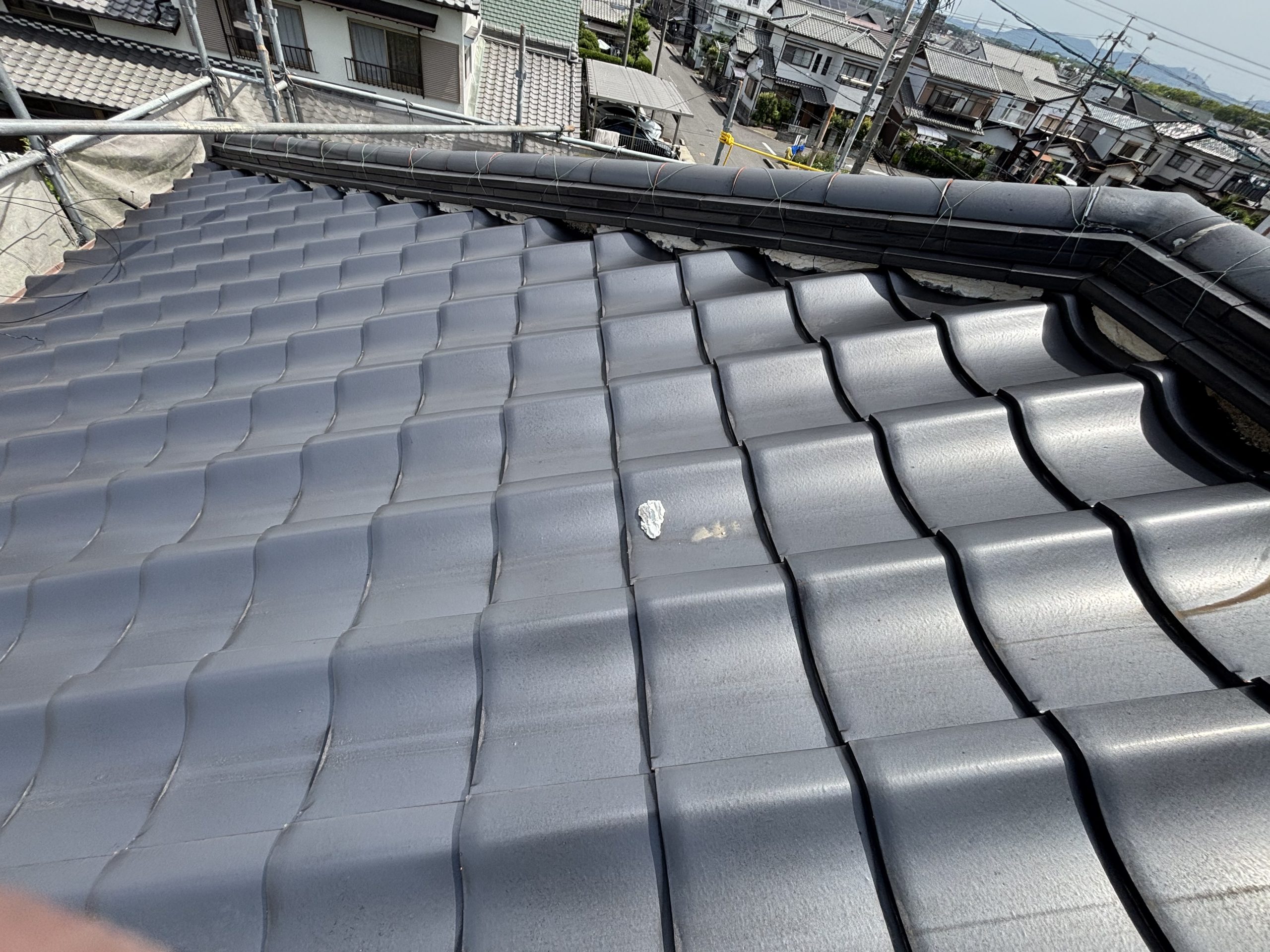 春日井市の住宅屋根で確認された漆喰の剥がれと銅板の腐食による穴あき部分