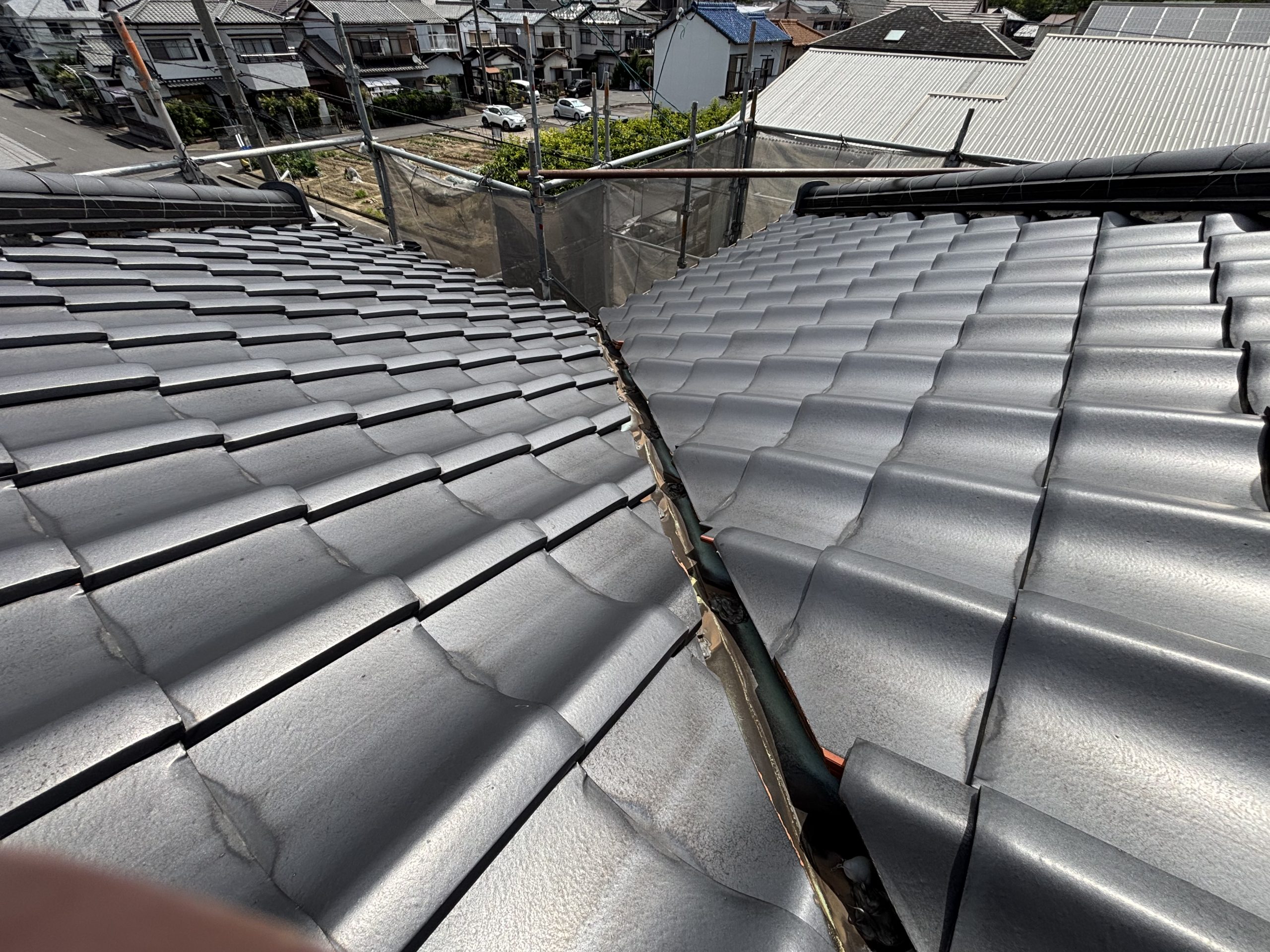 春日井市の住宅屋根で確認された漆喰の剥がれと銅板の腐食による穴あき部分