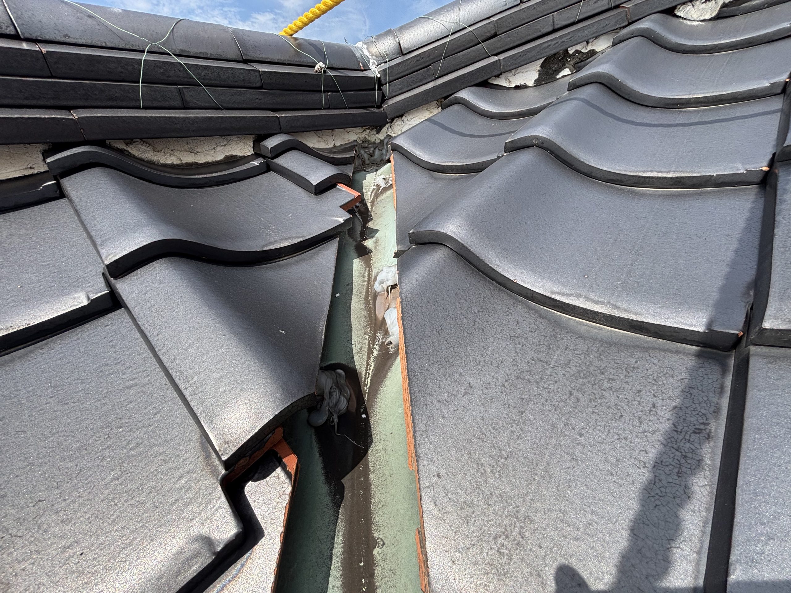 春日井市の住宅屋根で確認された漆喰の剥がれと銅板の腐食による穴あき部分