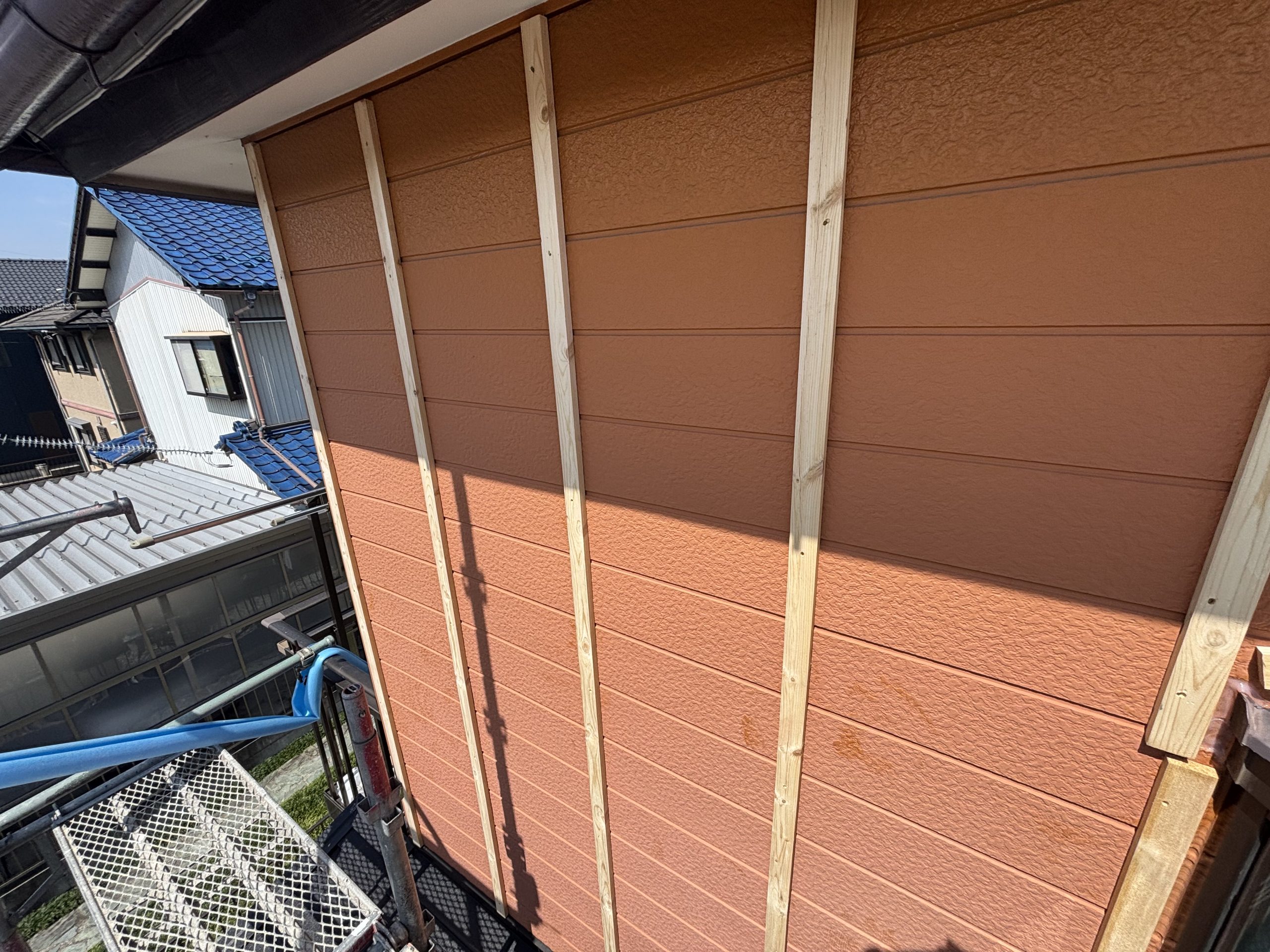 春日井市で外壁雨漏りに対応した金属サイディングカバー工法の施工中写真