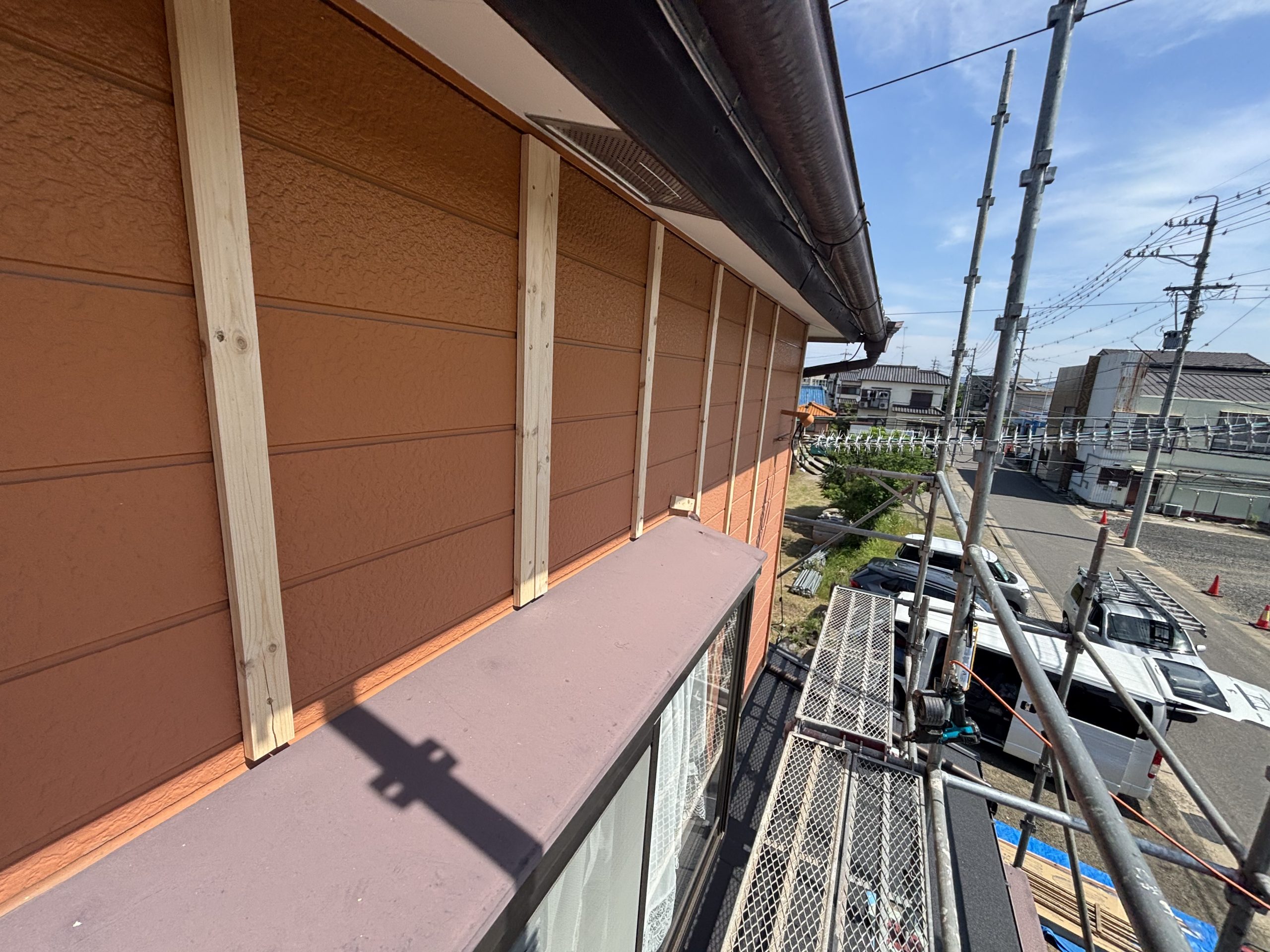 春日井市で外壁雨漏りに対応した金属サイディングカバー工法の施工中写真