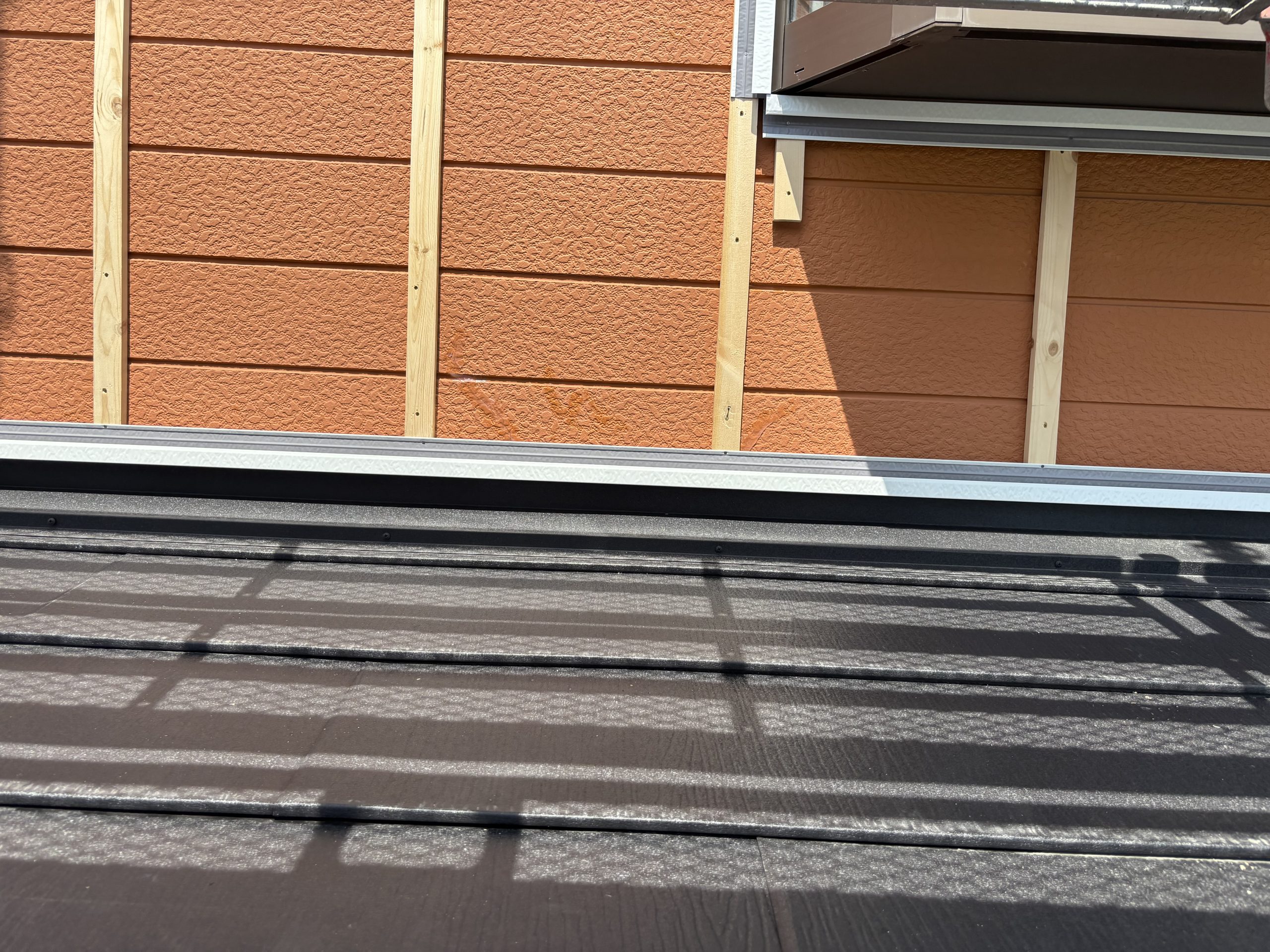 春日井市で外壁雨漏りに対応した金属サイディングカバー工法の施工中写真