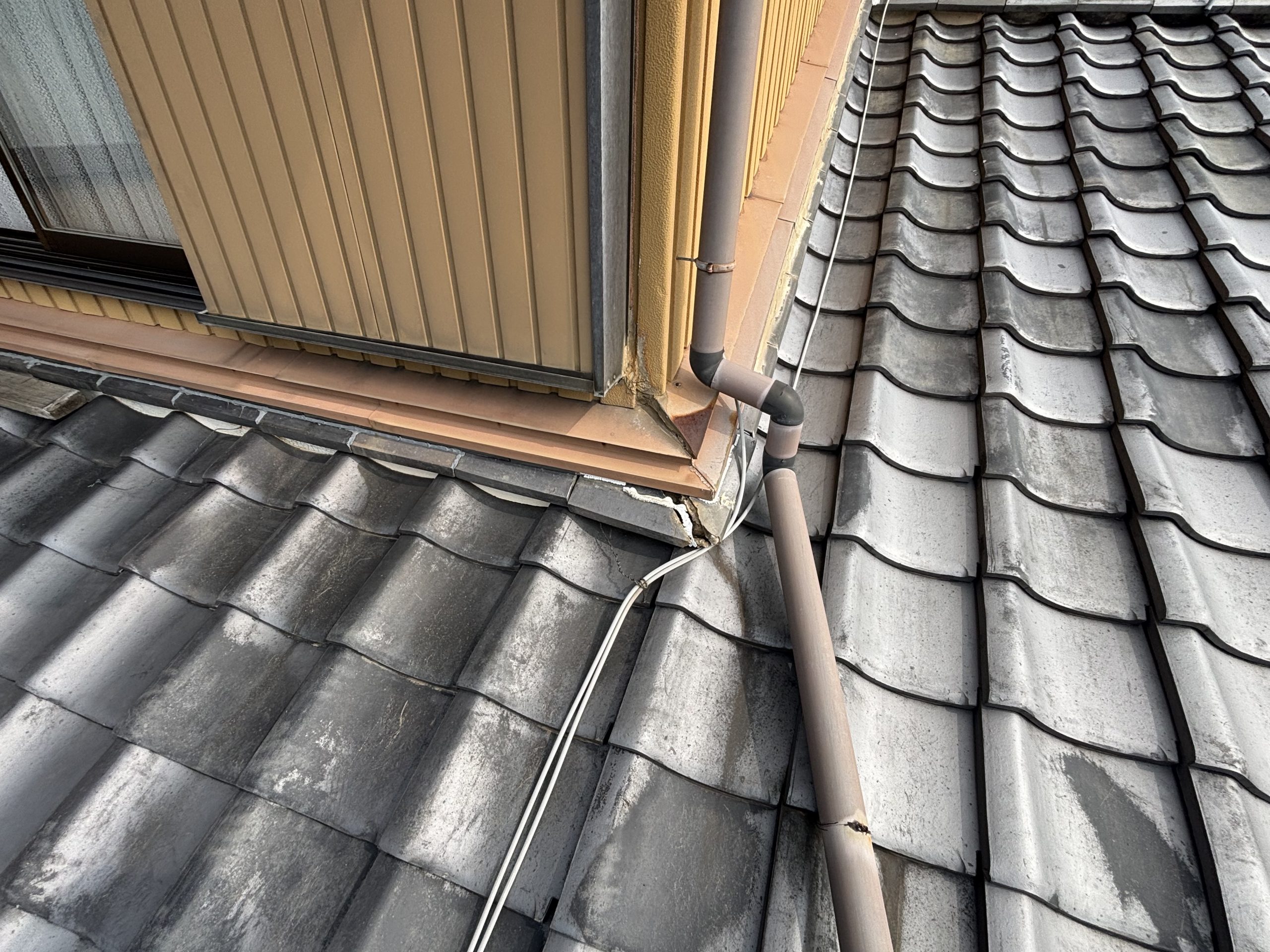 のし瓦がズレている様子を上空から撮影した画像