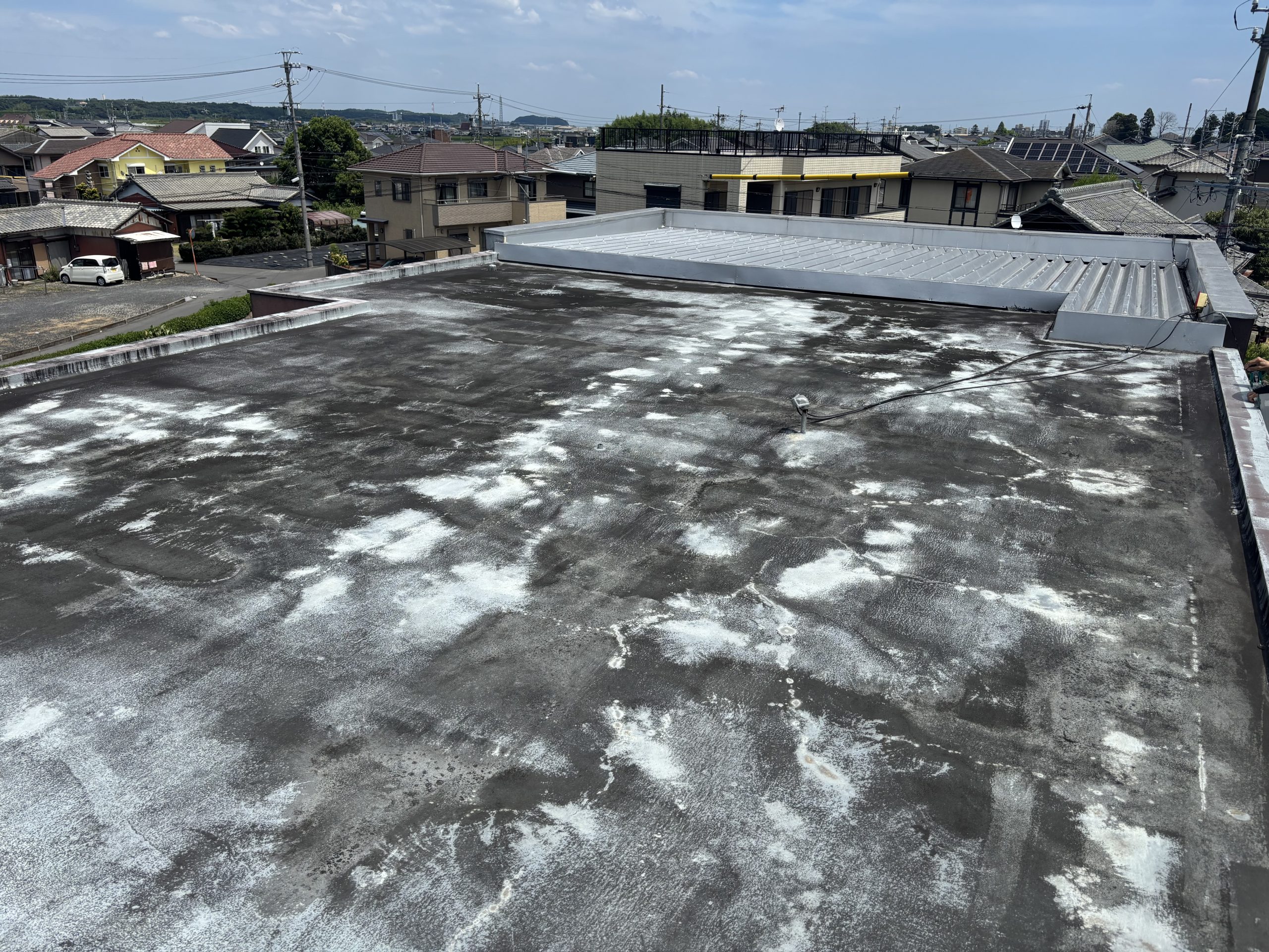 春日井市RC造住宅の雨漏り現地調査で増築部取り合いを確認