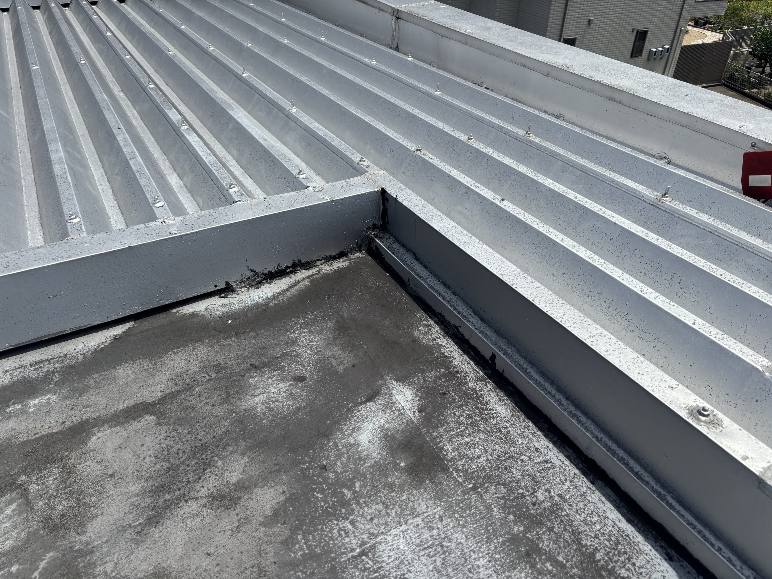 春日井市RC造住宅の雨漏り現地調査で増築部取り合いを確認