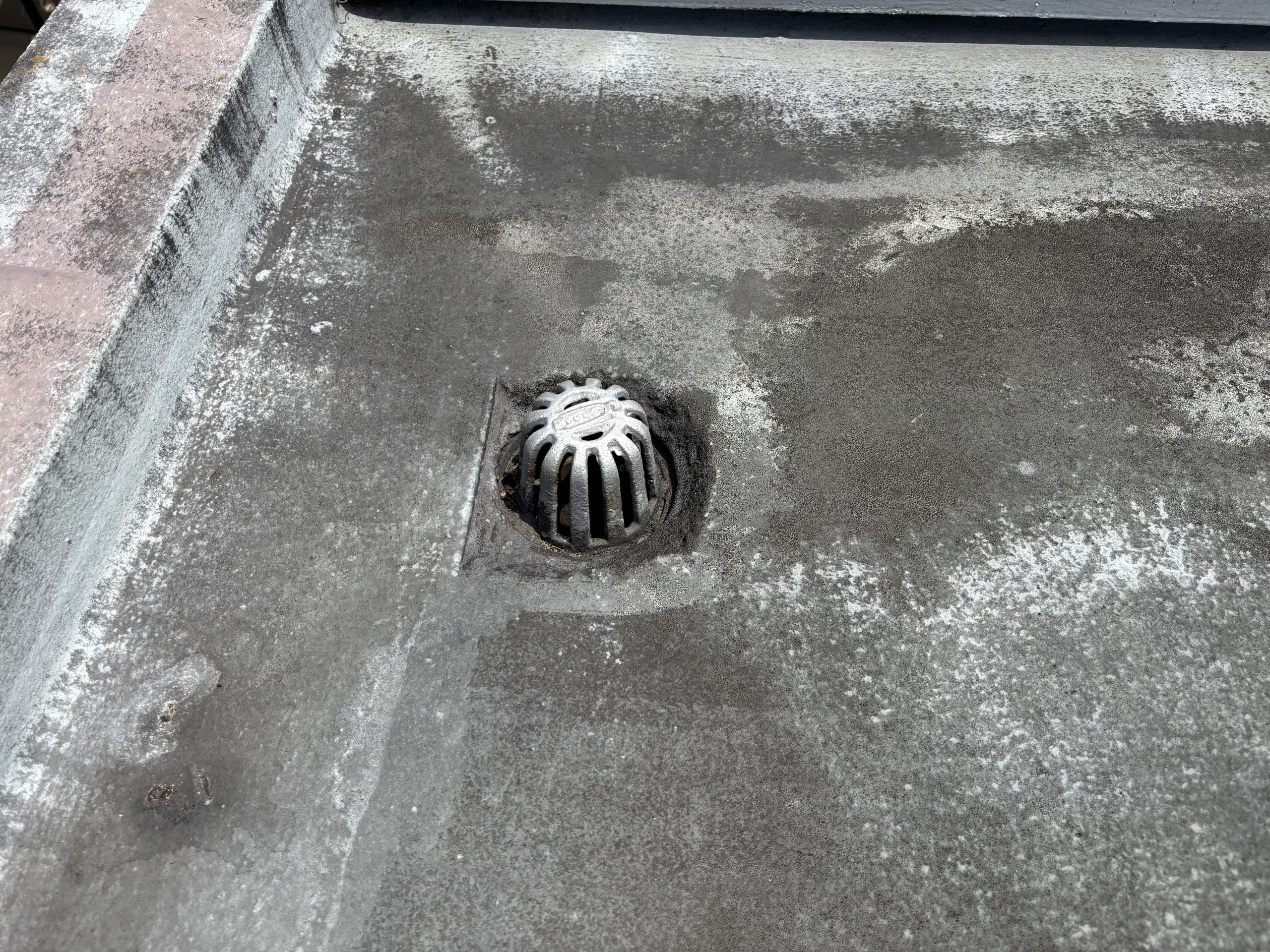 春日井市RC造住宅の雨漏り現地調査で増築部取り合いを確認