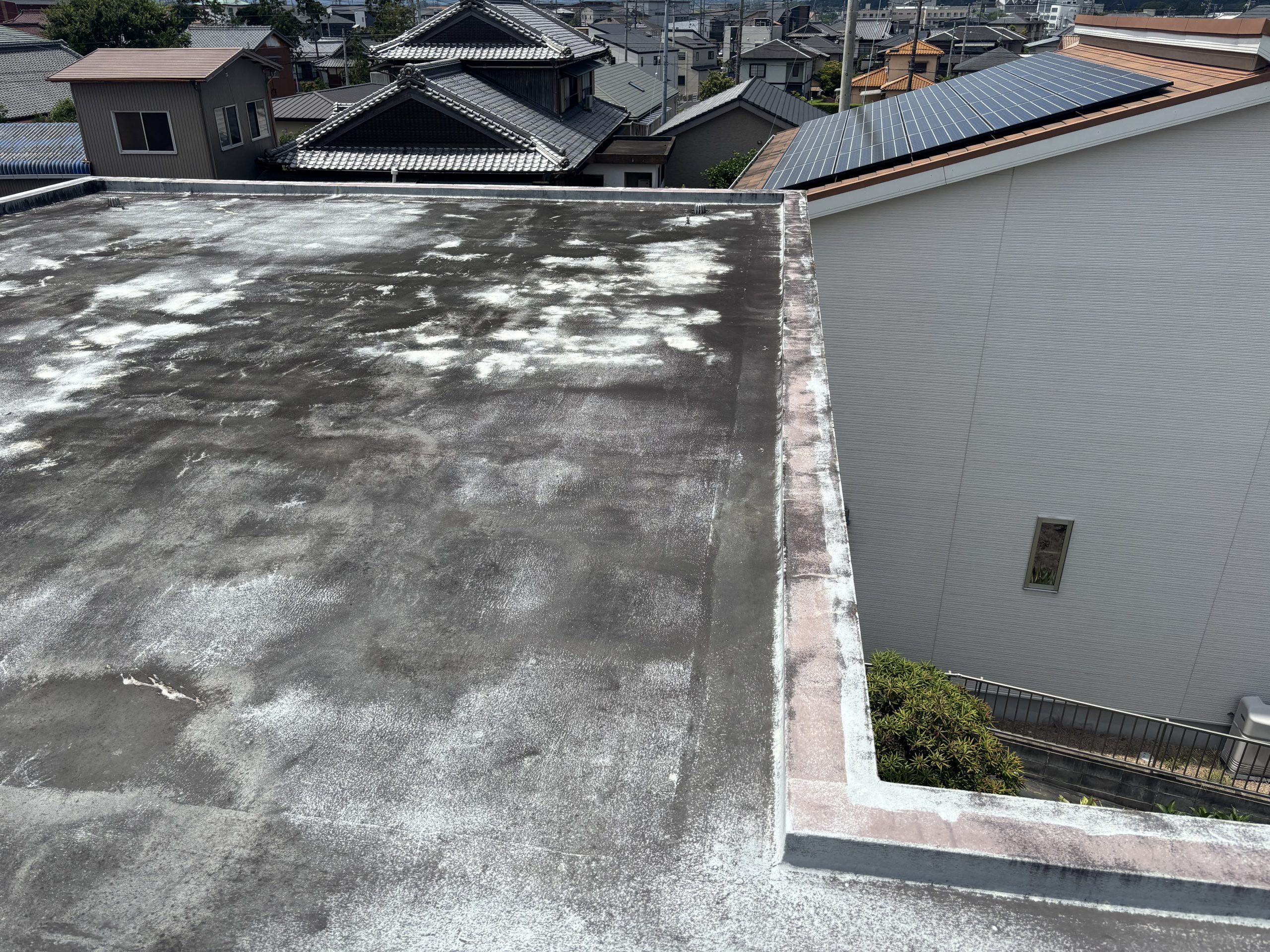 春日井市RC造住宅の雨漏り現地調査で増築部取り合いを確認