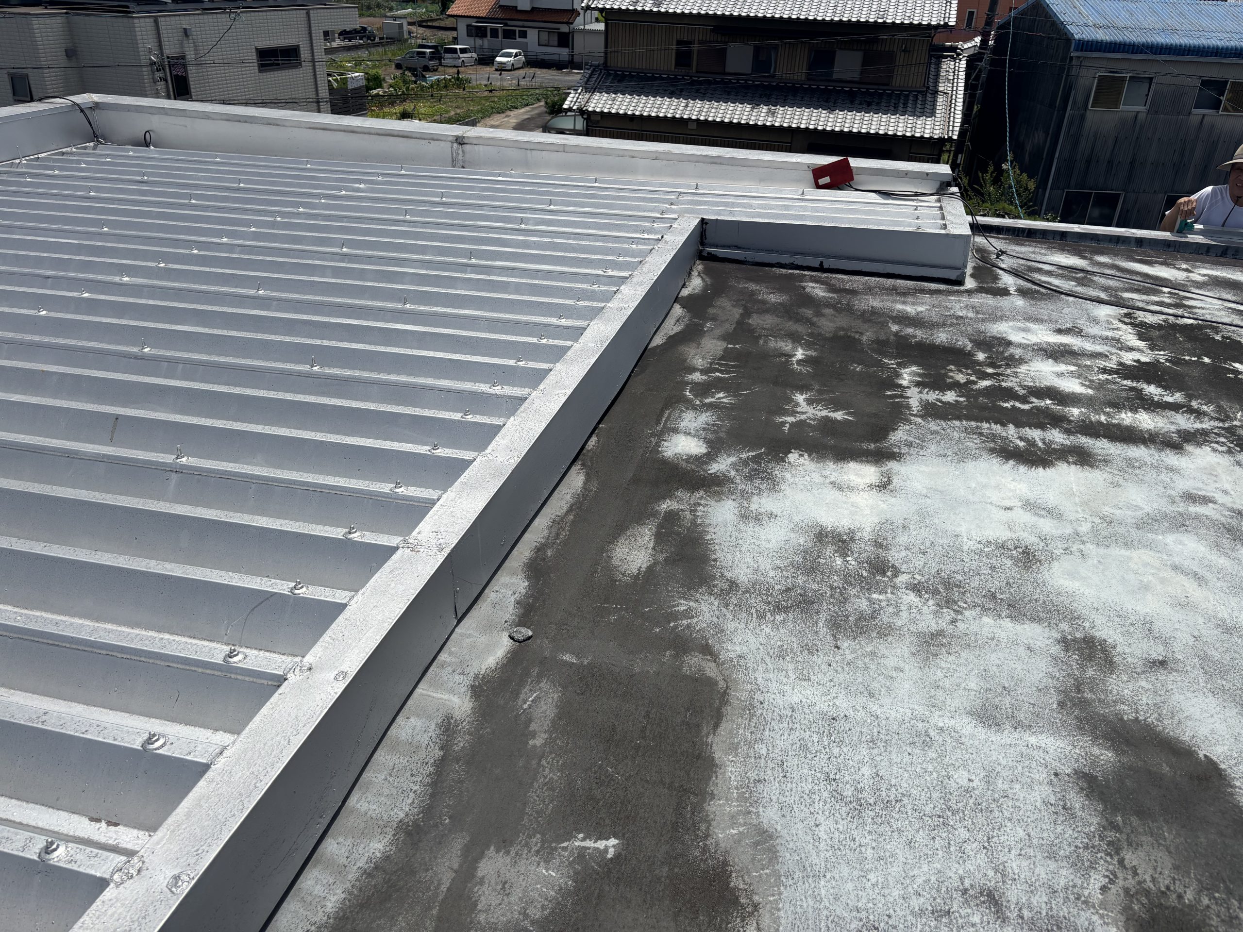 春日井市RC造住宅の雨漏り現地調査で増築部取り合いを確認