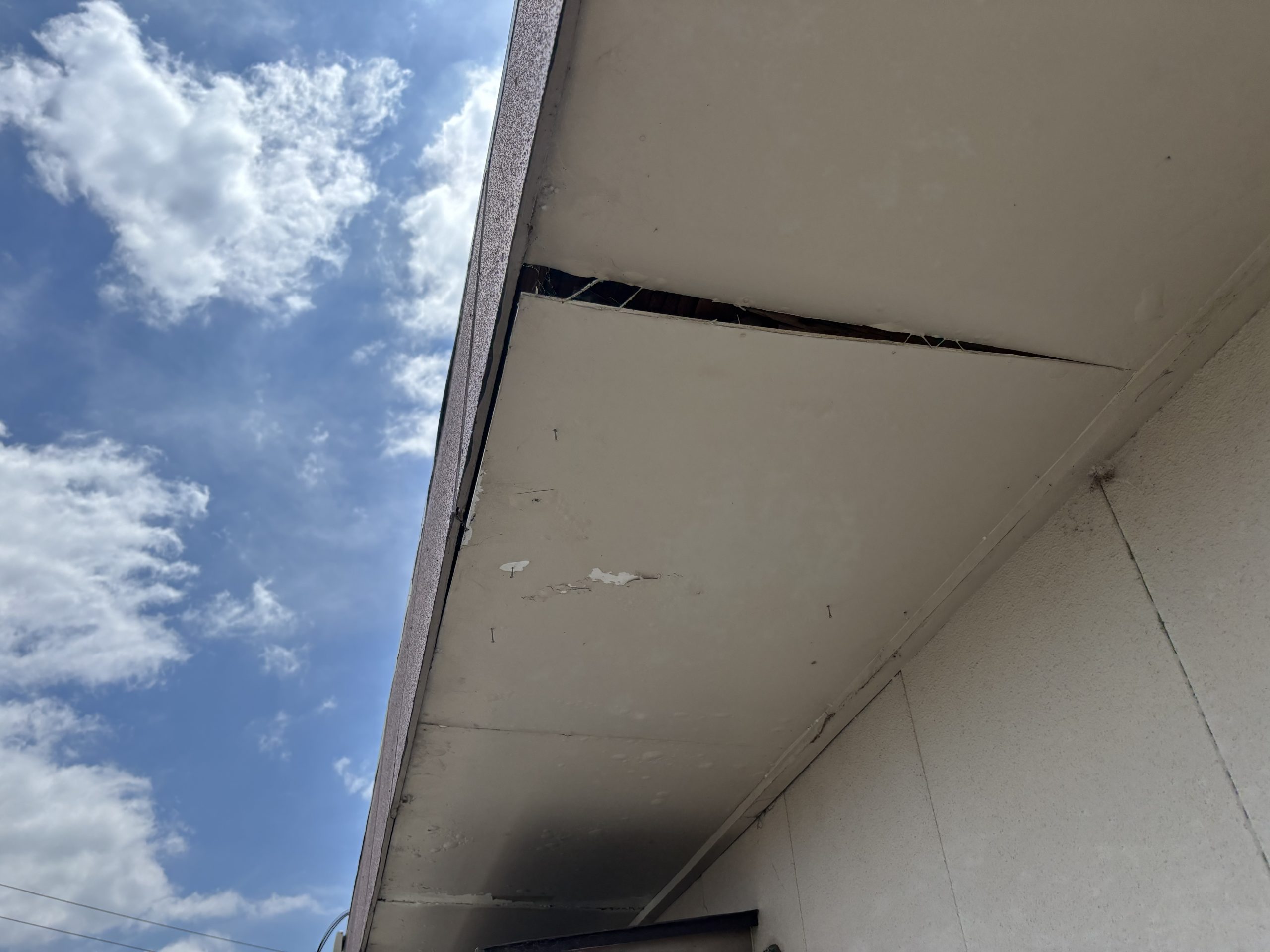 春日井市RC造住宅の雨漏り現地調査で増築部取り合いを確認