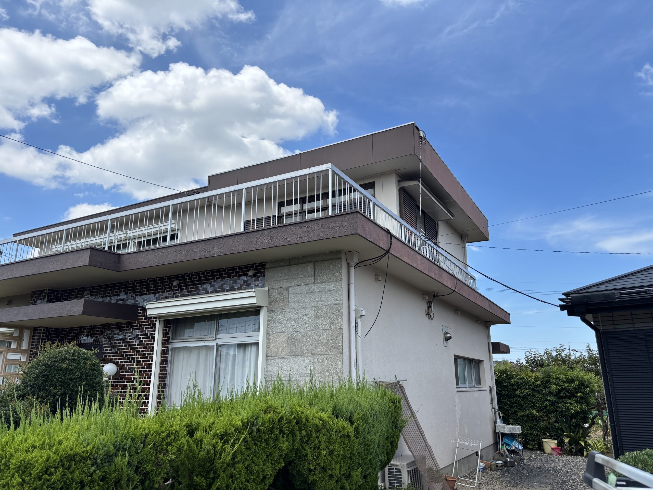 春日井市RC造住宅の雨漏り現地調査で増築部取り合いを確認