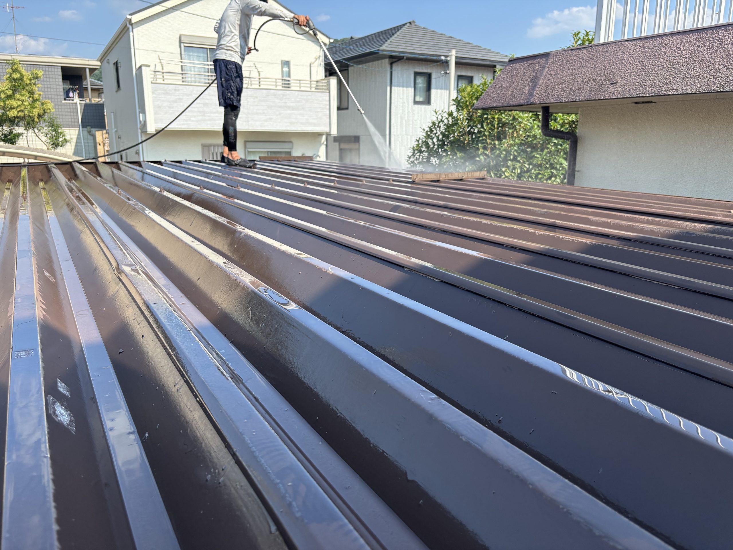 春日井市高蔵寺町で施工した車庫の折板屋根の塗装工事前の様子