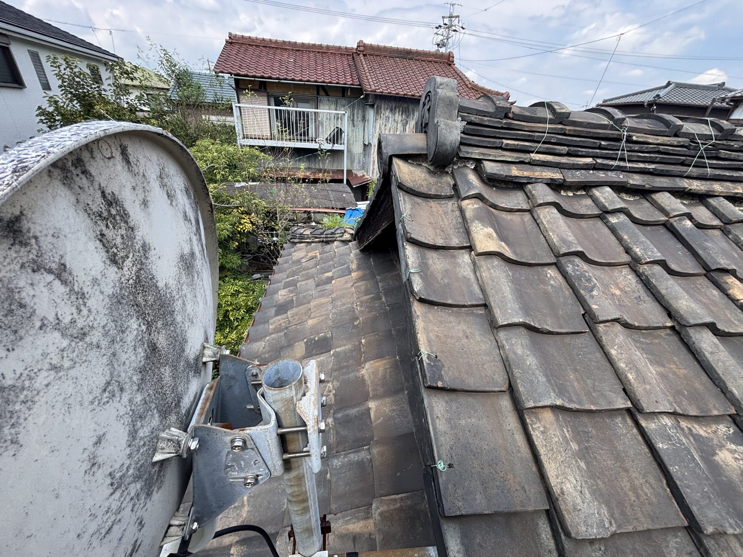 屋根瓦がズレた写真