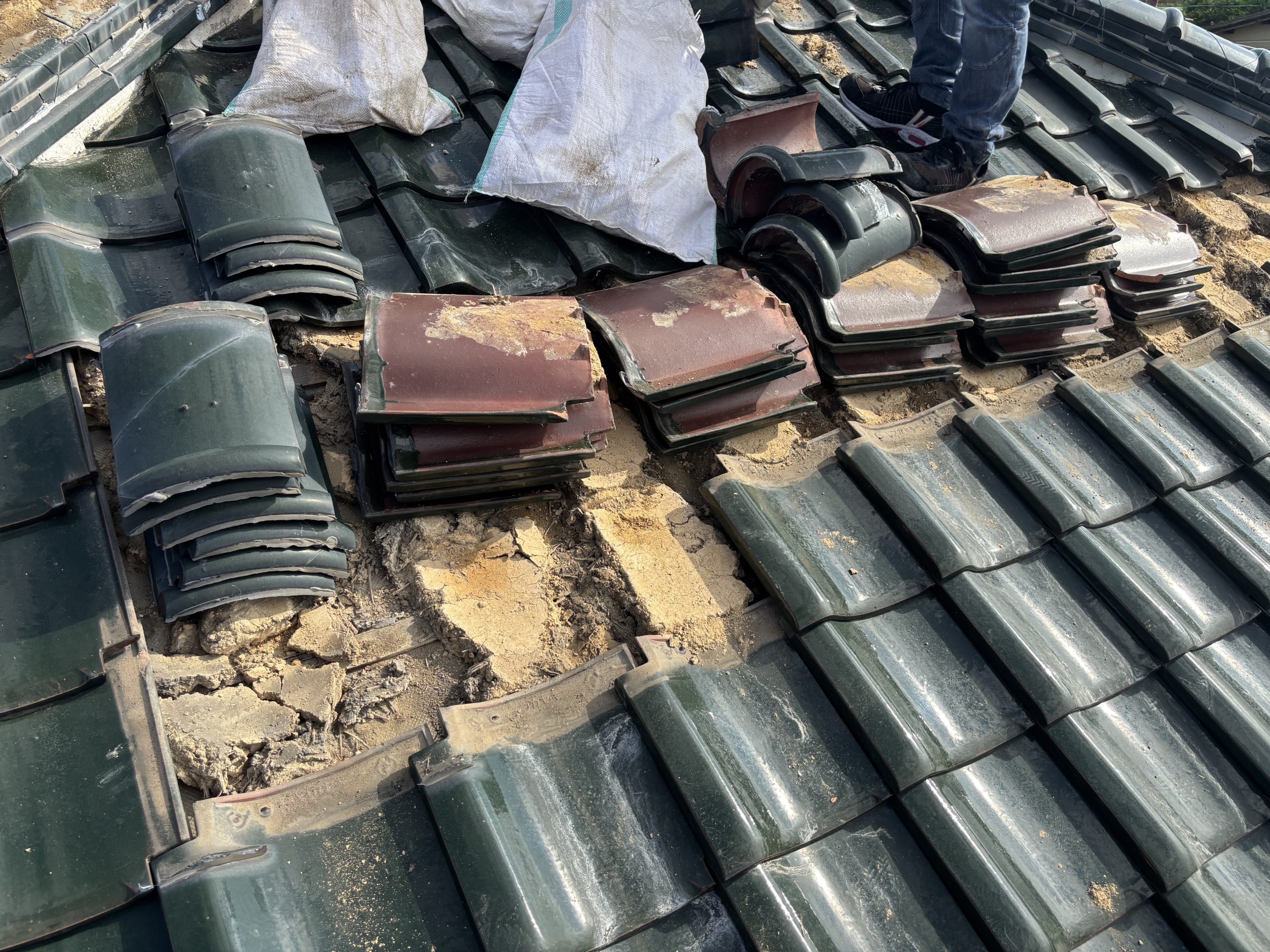 小牧市にて和瓦を撤去している様子