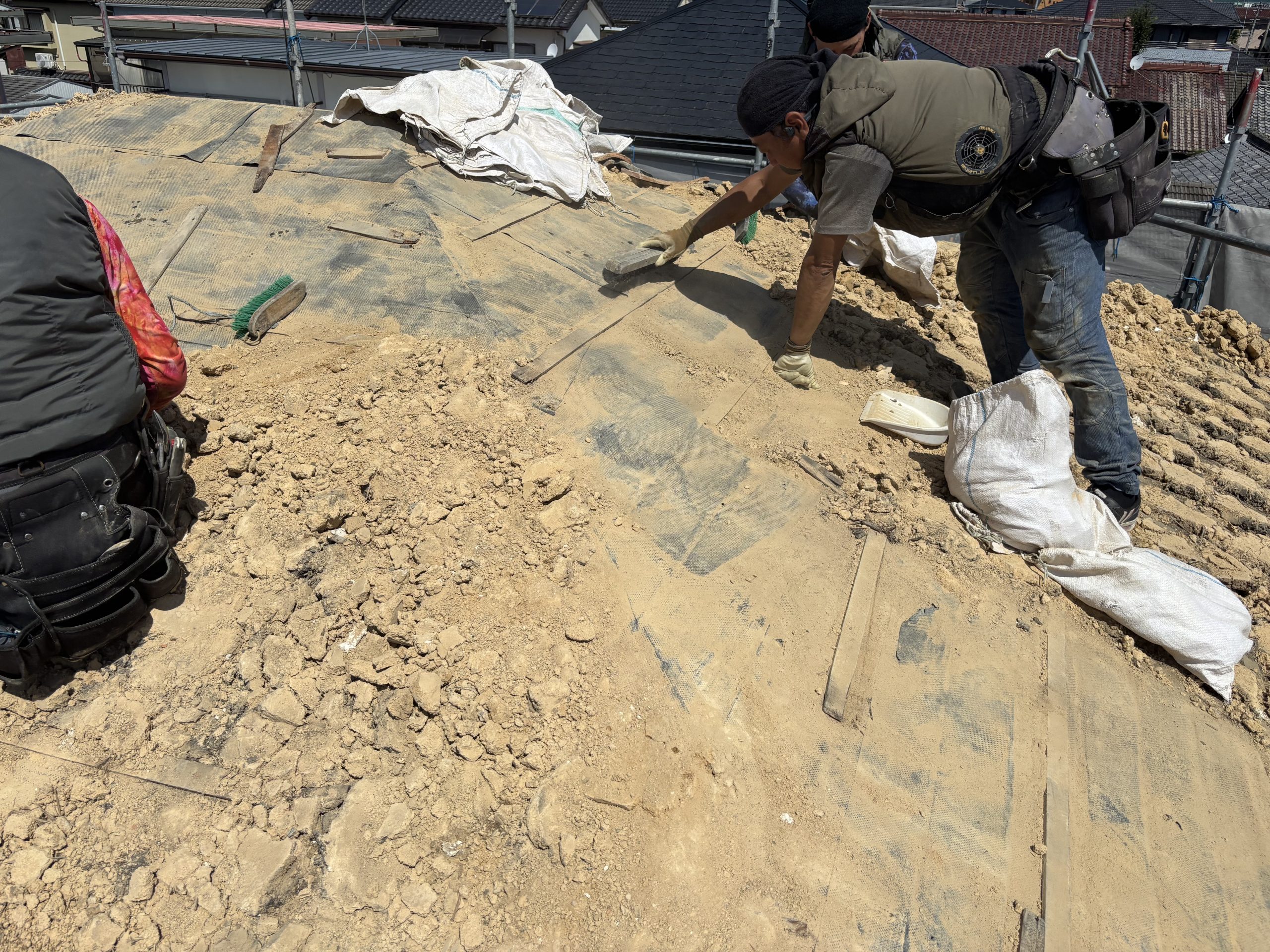 小牧市にて和瓦を撤去している様子