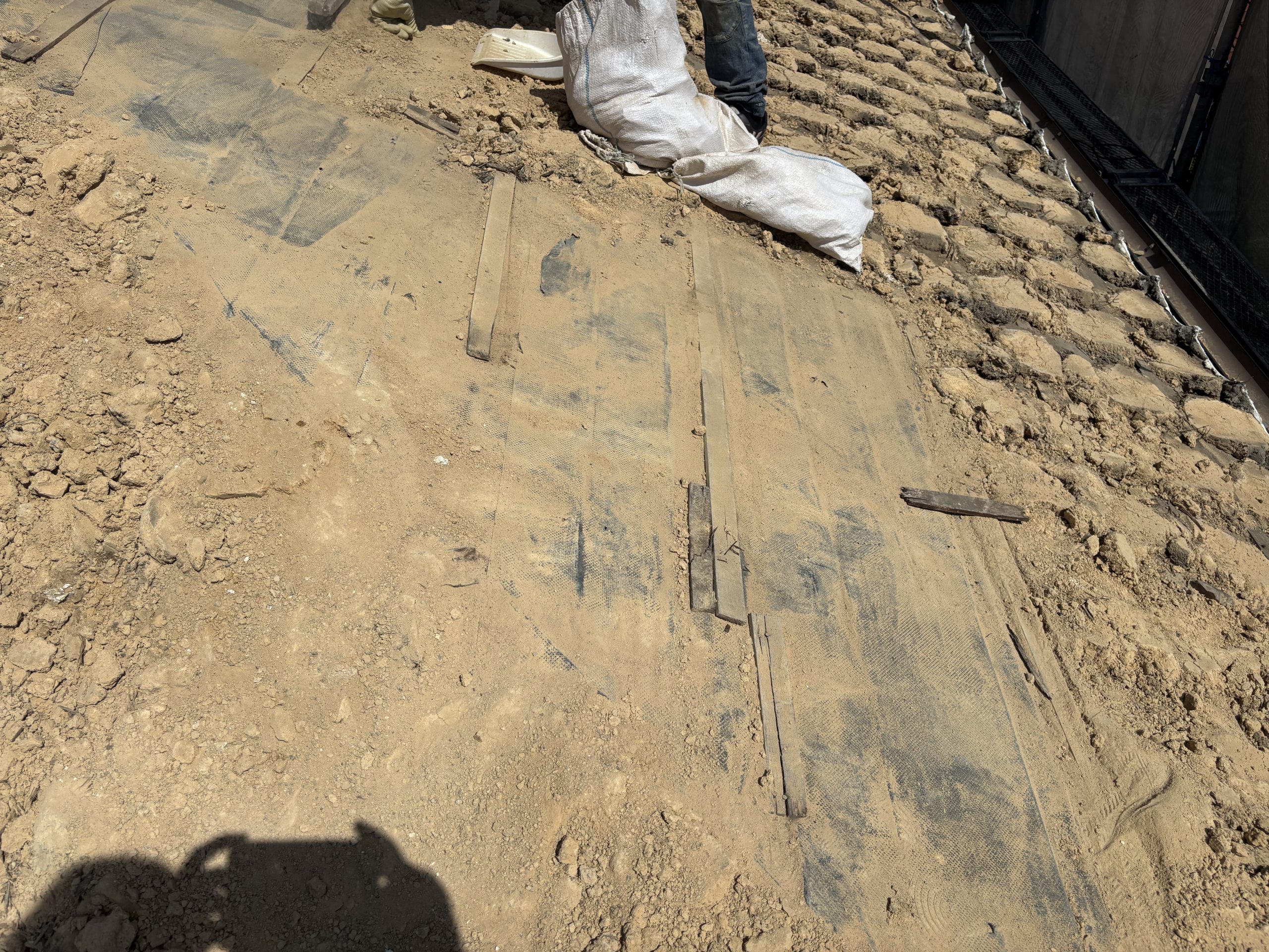 小牧市にて和瓦を撤去している様子