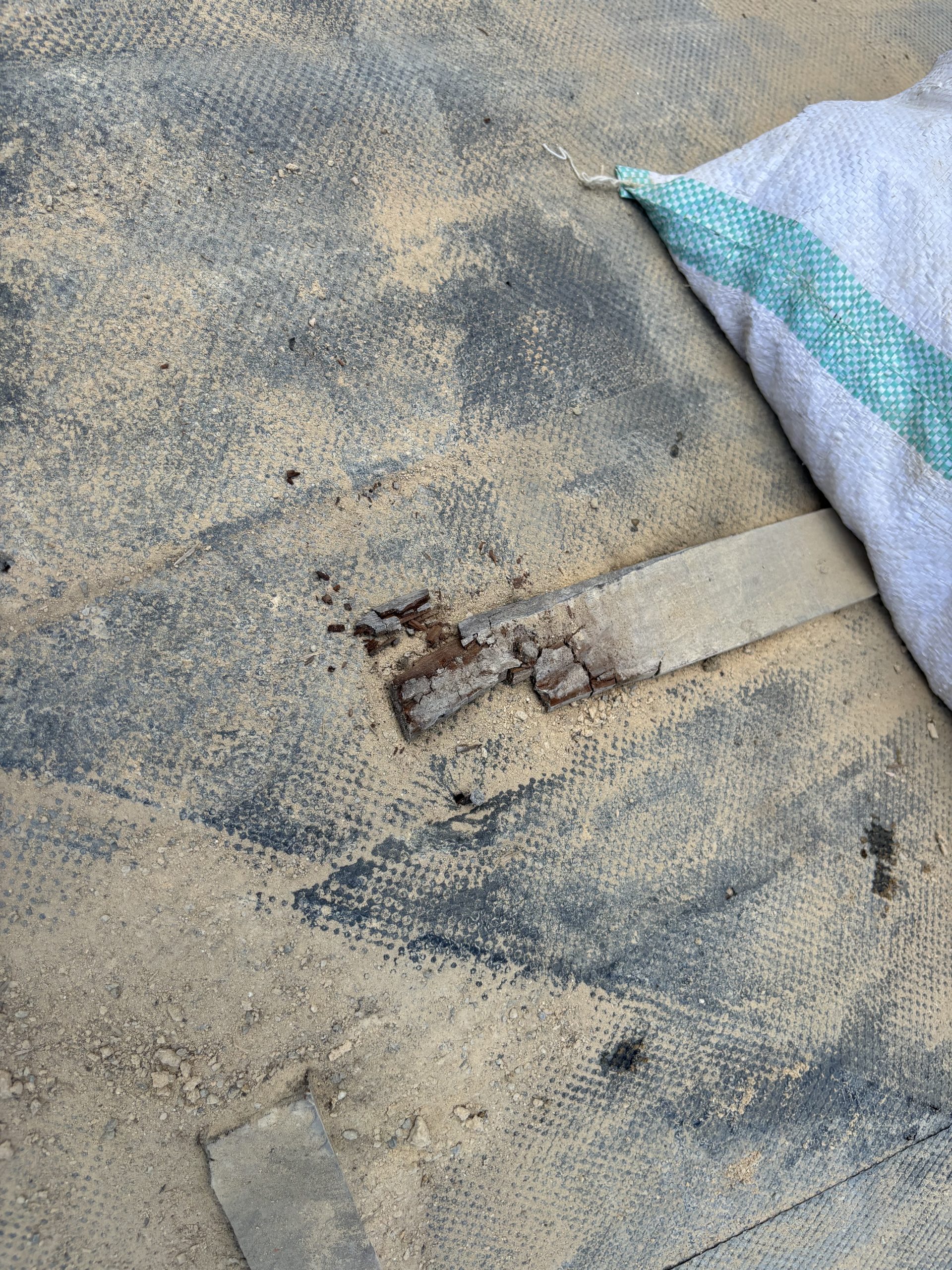 瓦を撤去し、土や古い防水紙が見えた状態を清掃しています。小牧市