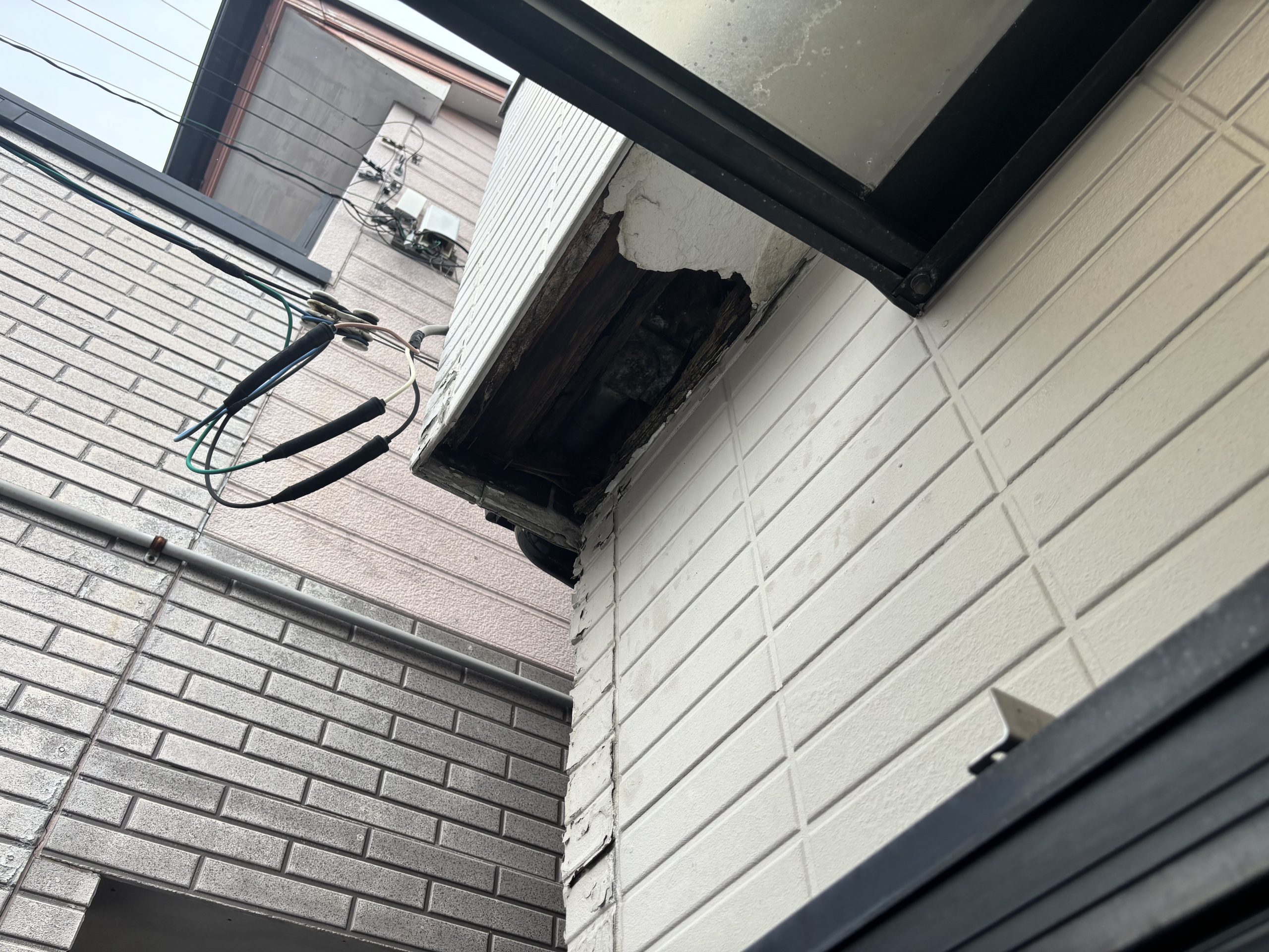 春日井市雨漏りしたベランダ