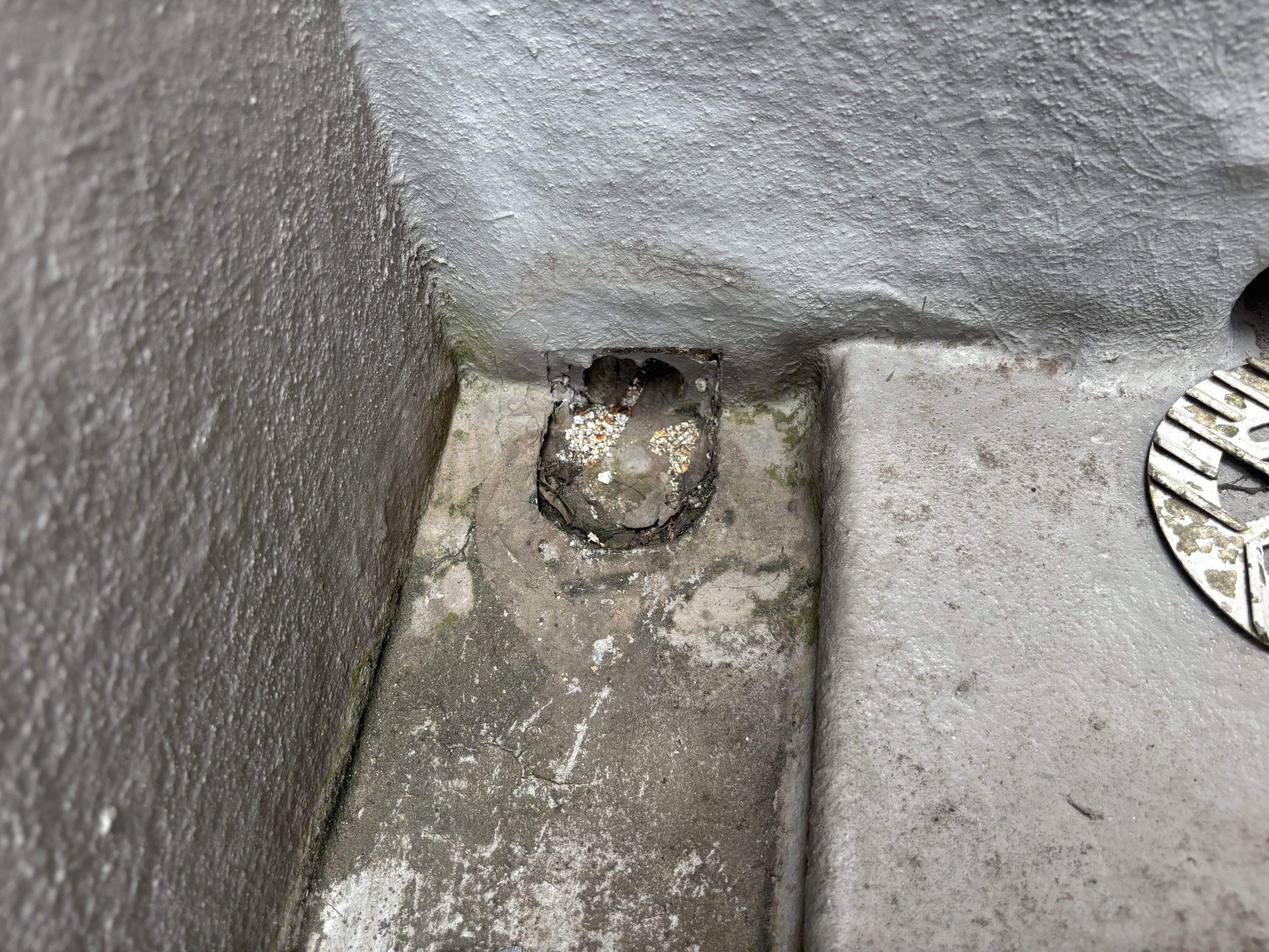 春日井市雨漏りしたベランダ