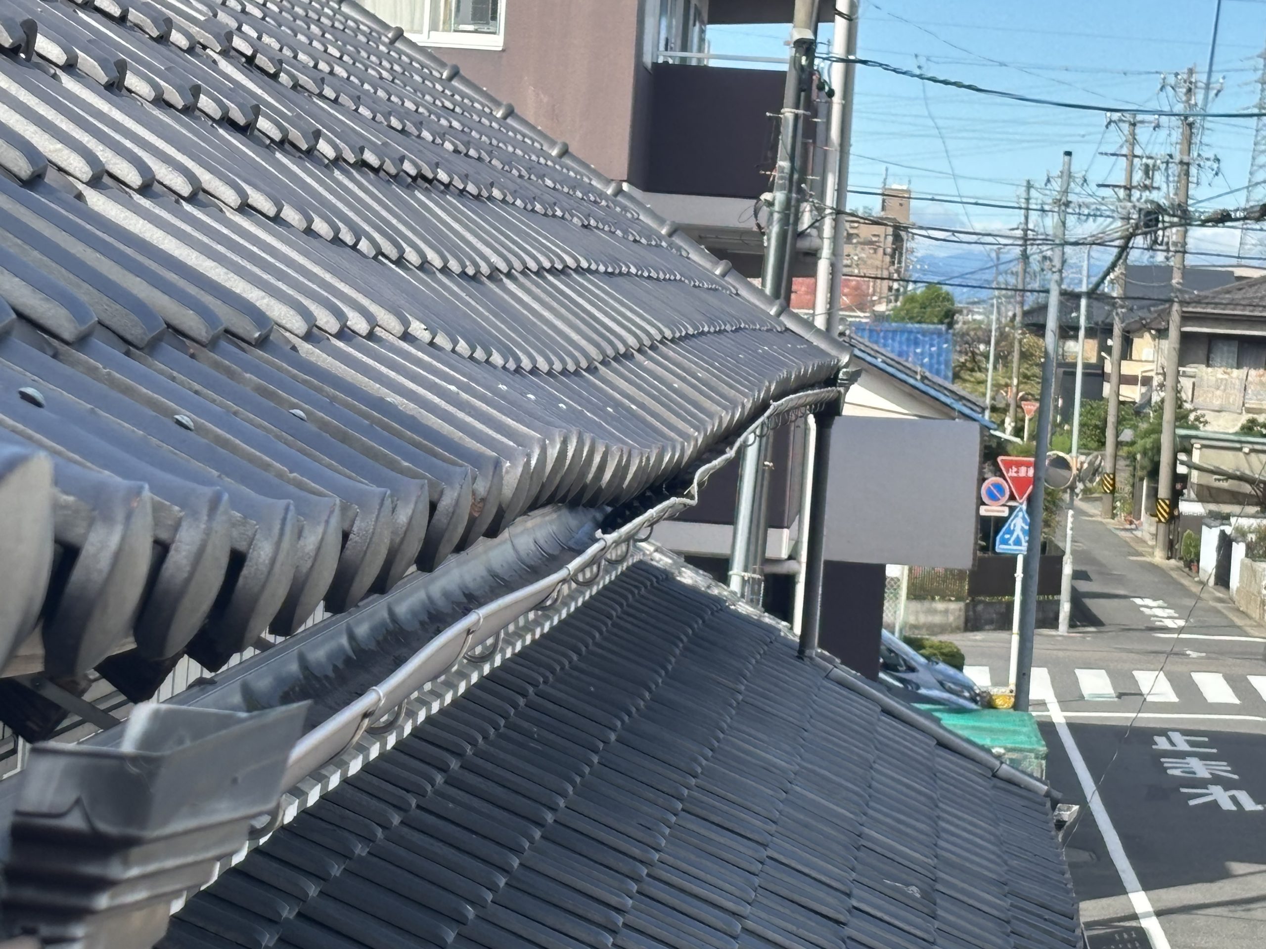 北側の瓦が沈んだ屋根の調査写真小牧市