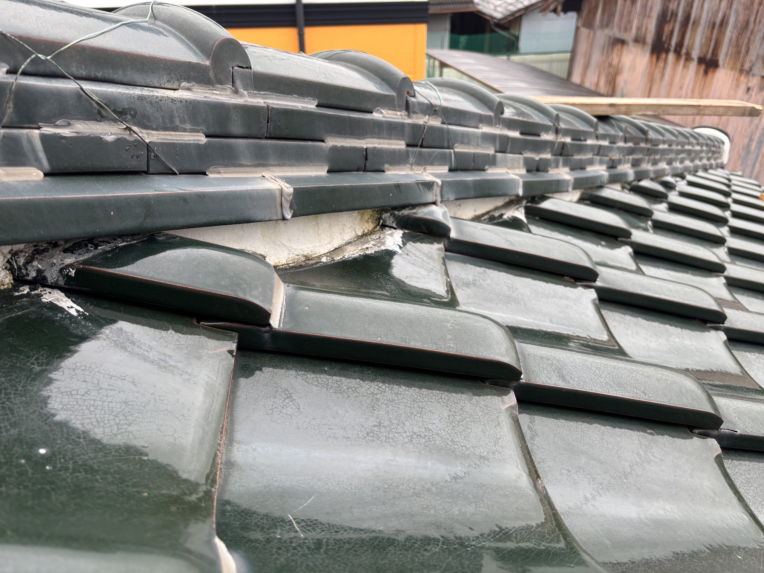 「小牧市 築43年の木造住宅、棟瓦撤去前の屋根全景」