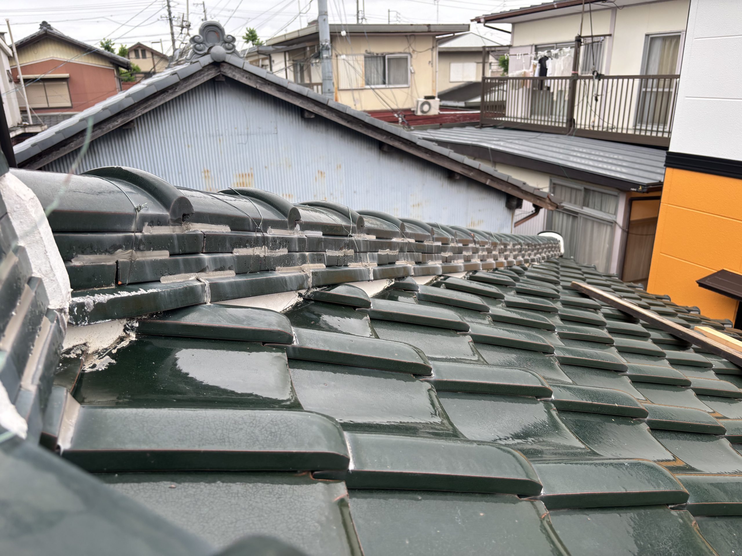 「小牧市 築43年の木造住宅、棟瓦撤去前の屋根全景」