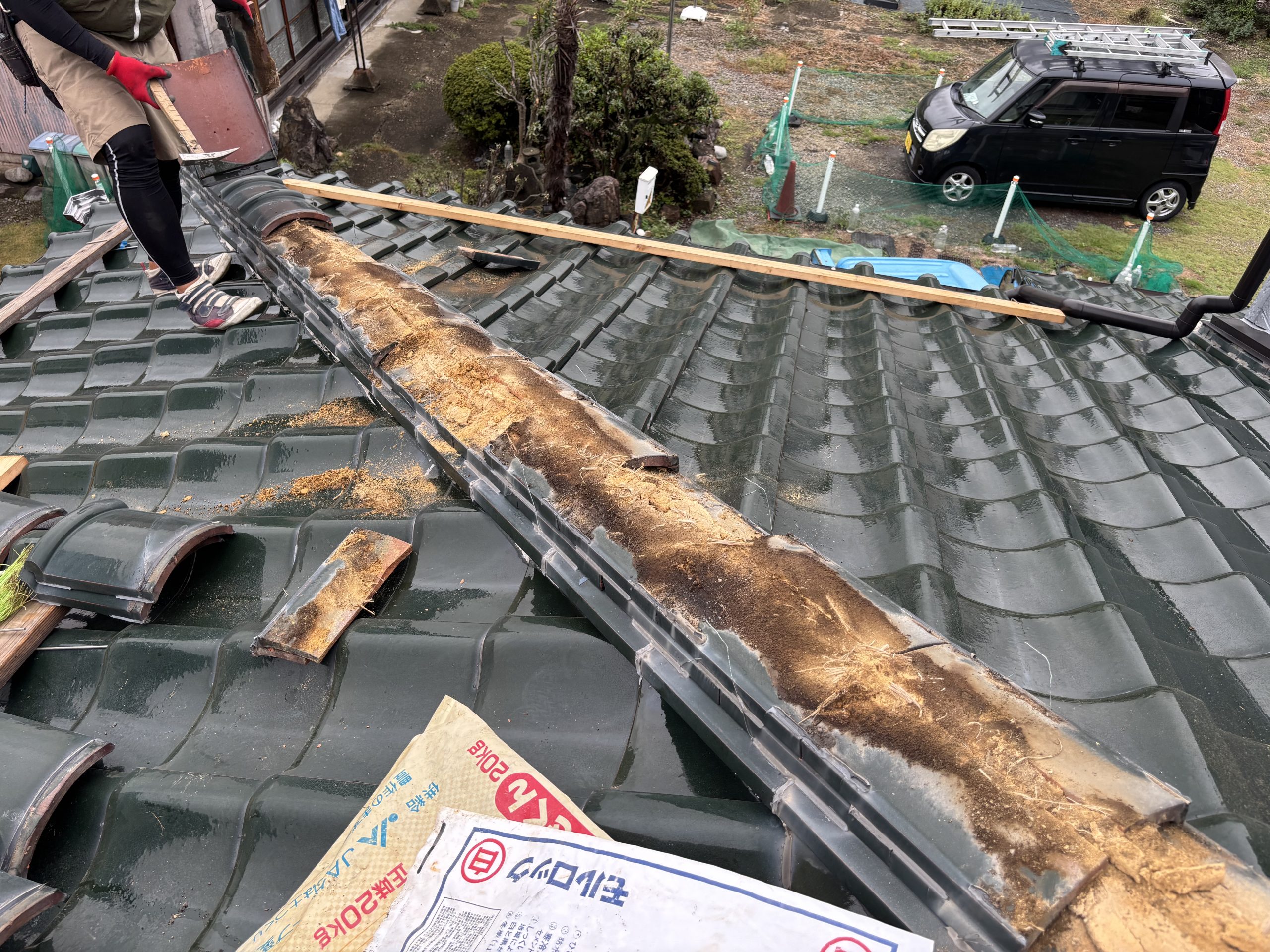 「小牧市 築43年の木造住宅、棟瓦撤去前の屋根全景」