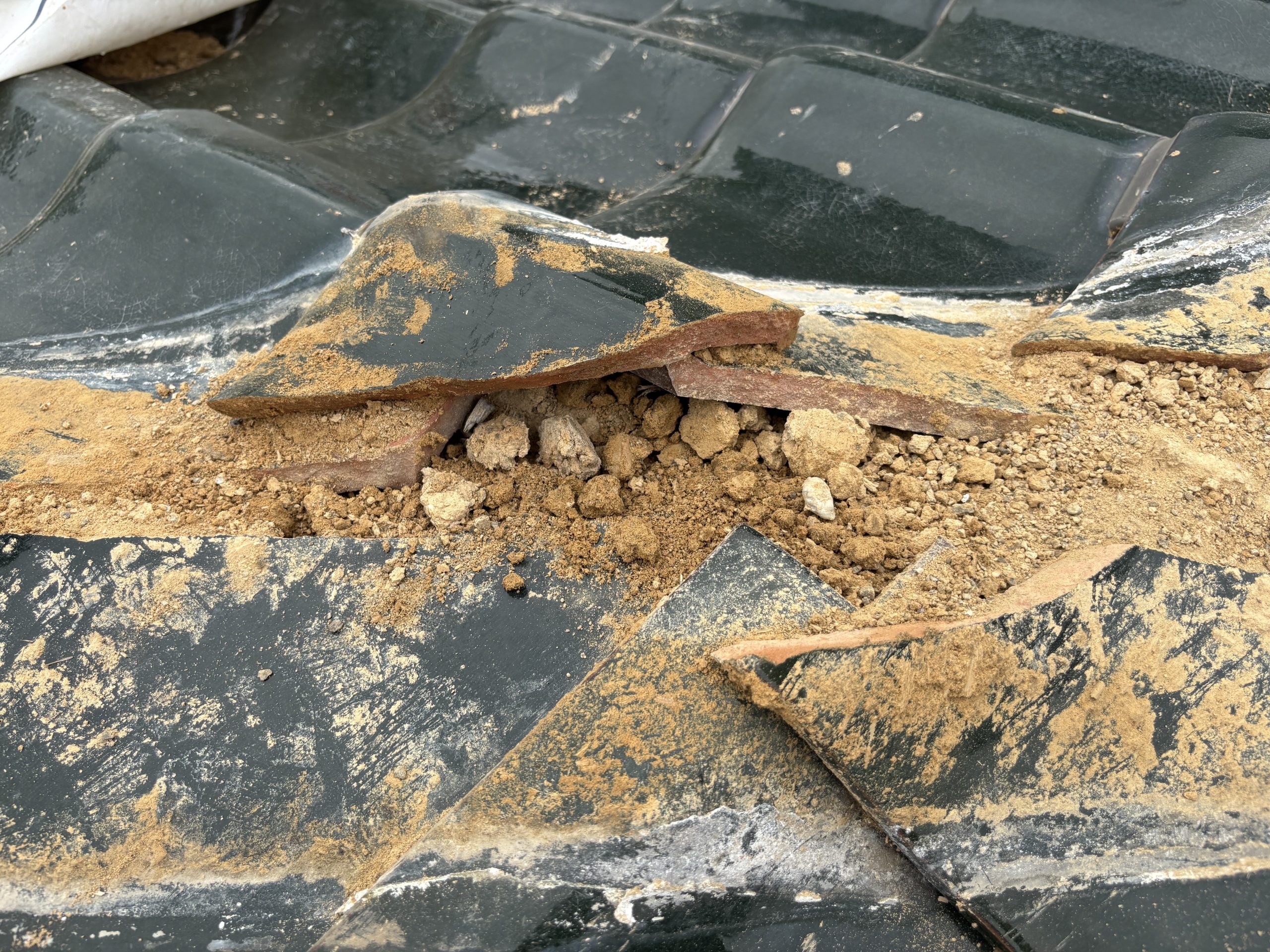 「小牧市 築43年の木造住宅、棟瓦撤去前の屋根全景」