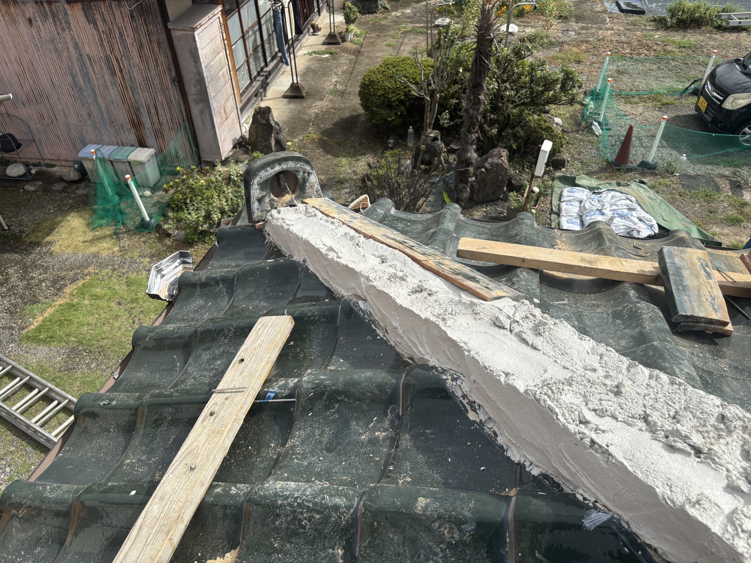 「古い葺き土を撤去して下地を露出した棟部分の様子」小牧