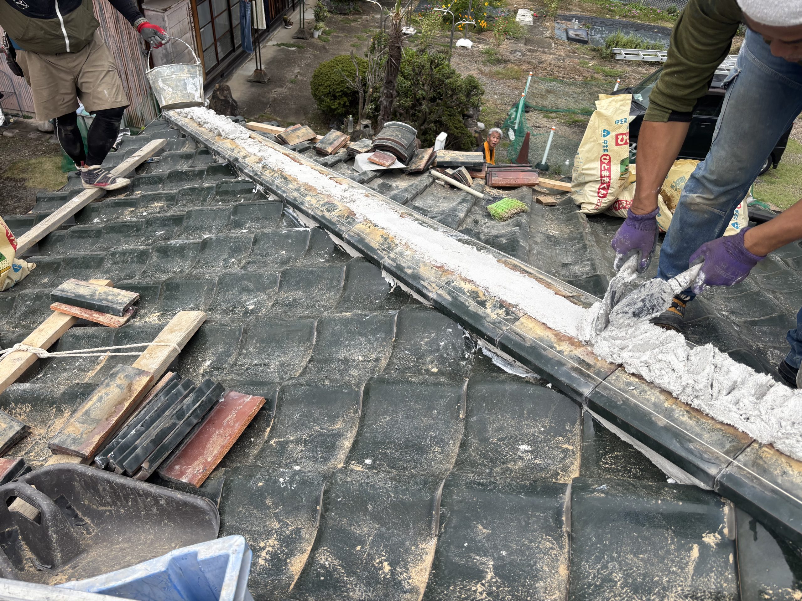 「古い葺き土を撤去して下地を露出した棟部分の様子」小牧市