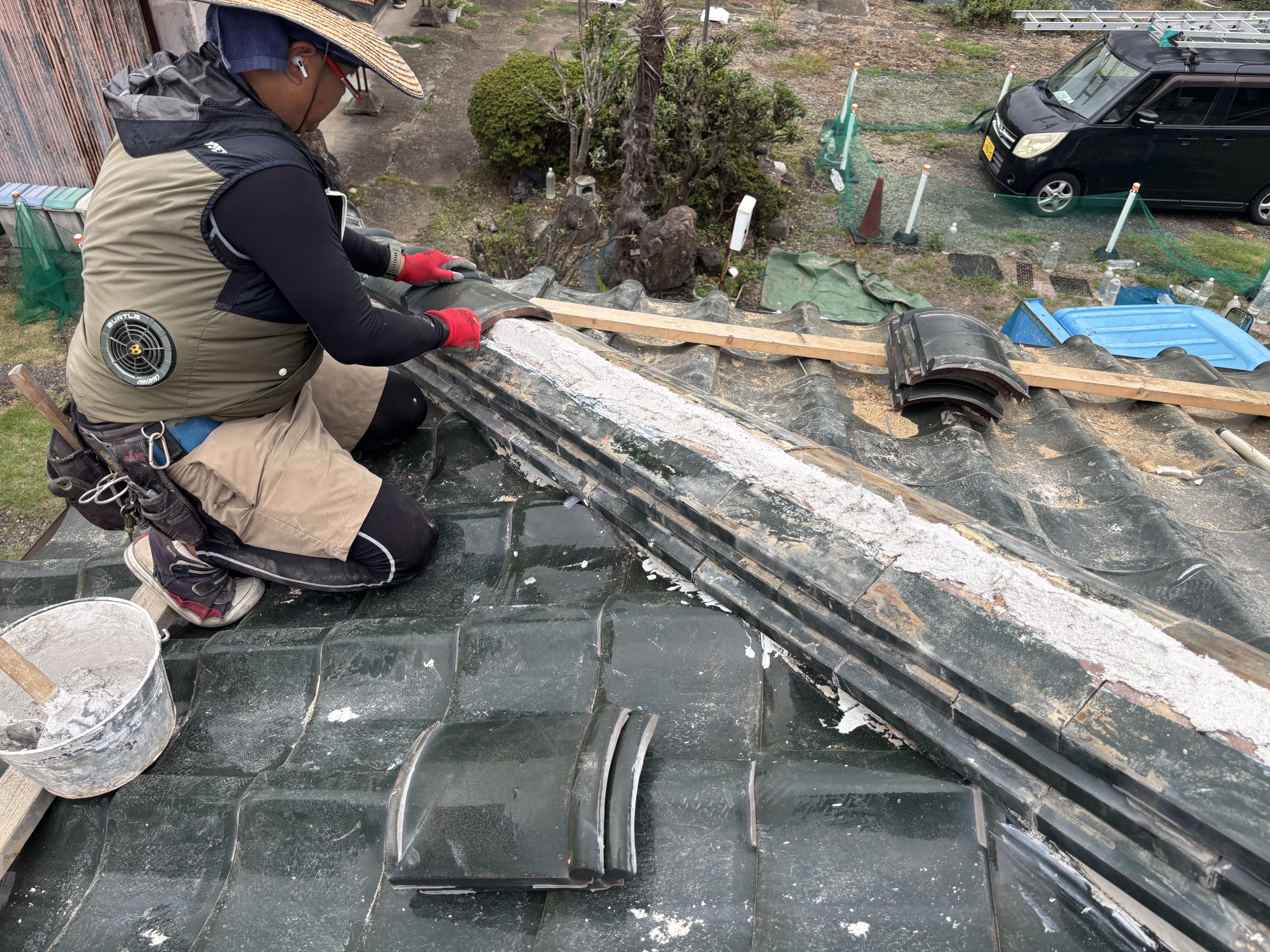 「古い葺き土を撤去して下地を露出した棟部分の様子」小牧市