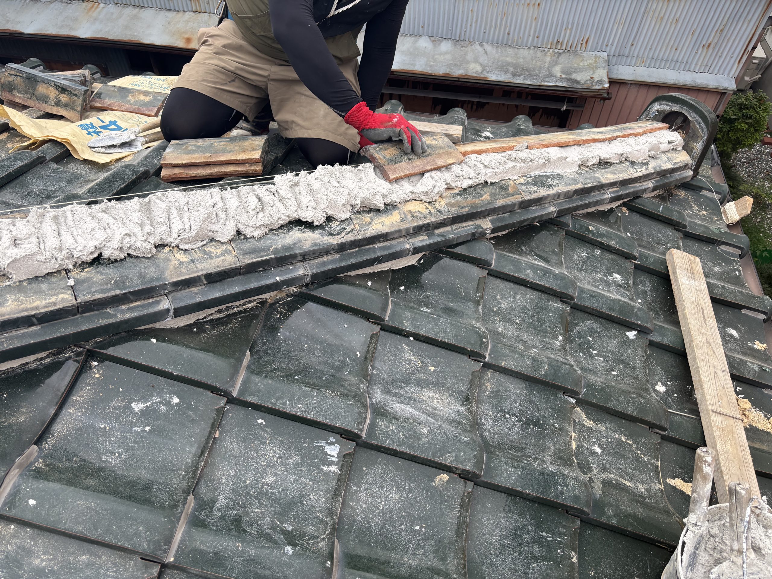 「古い葺き土を撤去して下地を露出した棟部分の様子」小牧市