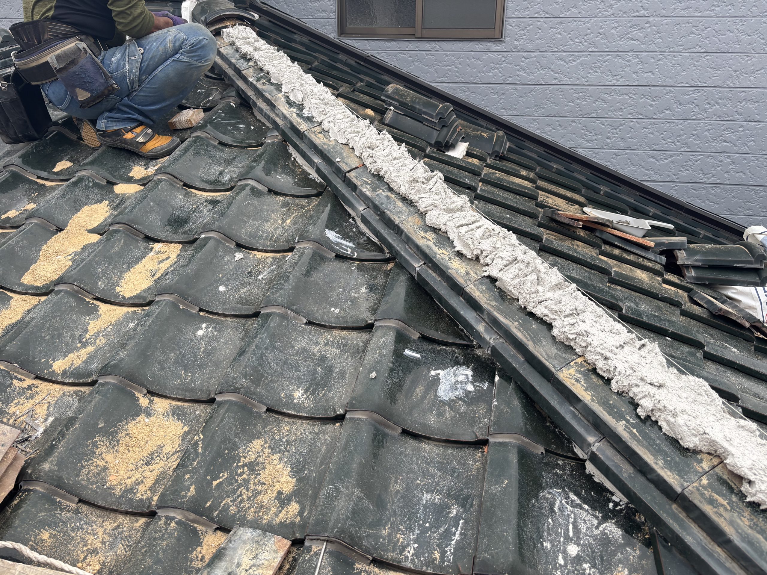 「古い葺き土を撤去して下地を露出した棟部分の様子」小牧市