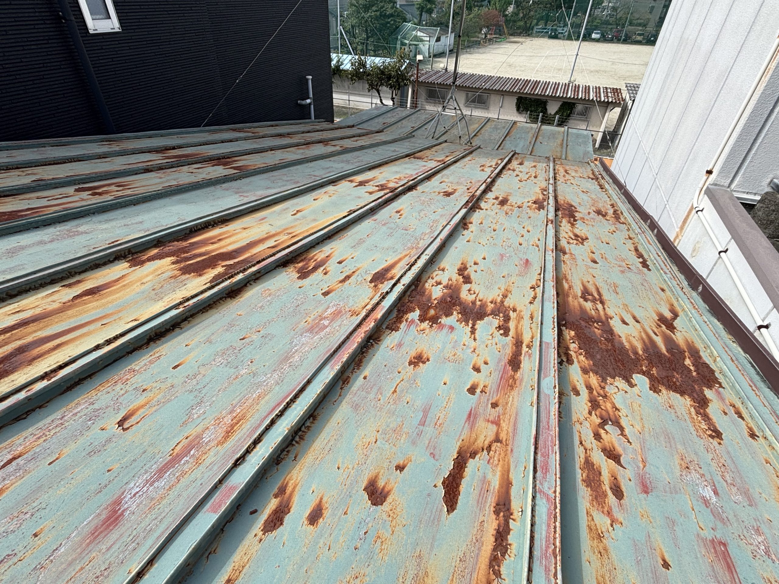 錆びや穴あきが進行した瓦棒屋根の表面