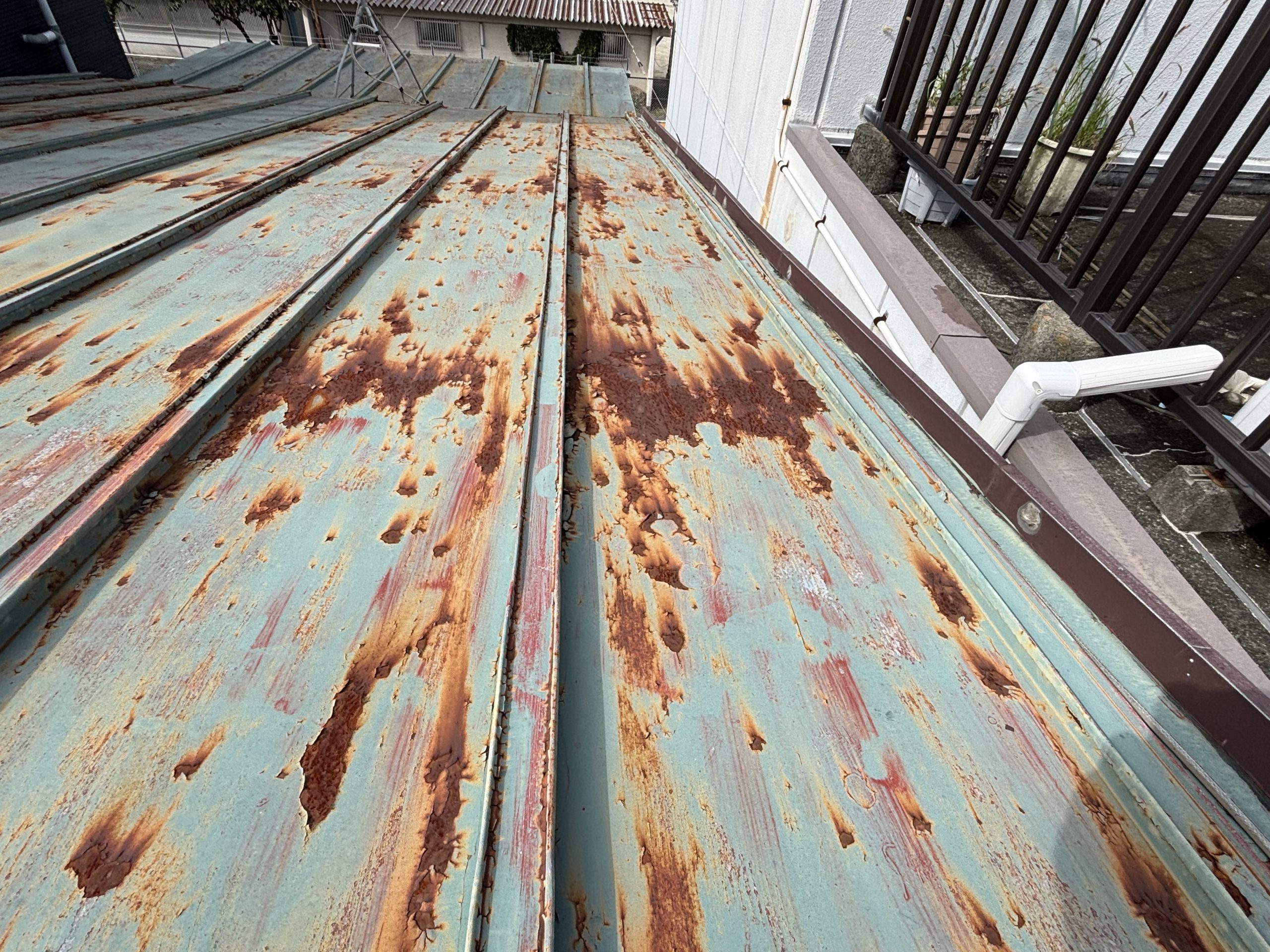 錆びや穴あきが進行した瓦棒屋根の表面