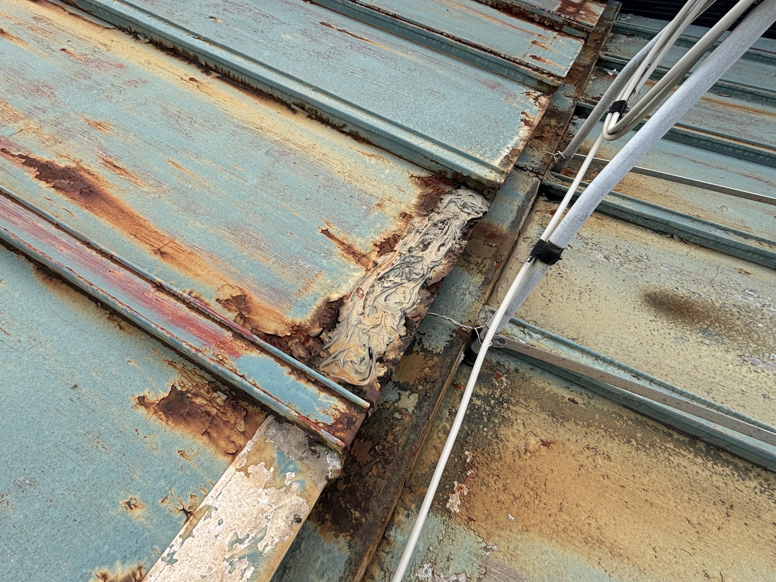 錆びや穴あきが進行した瓦棒屋根の表面