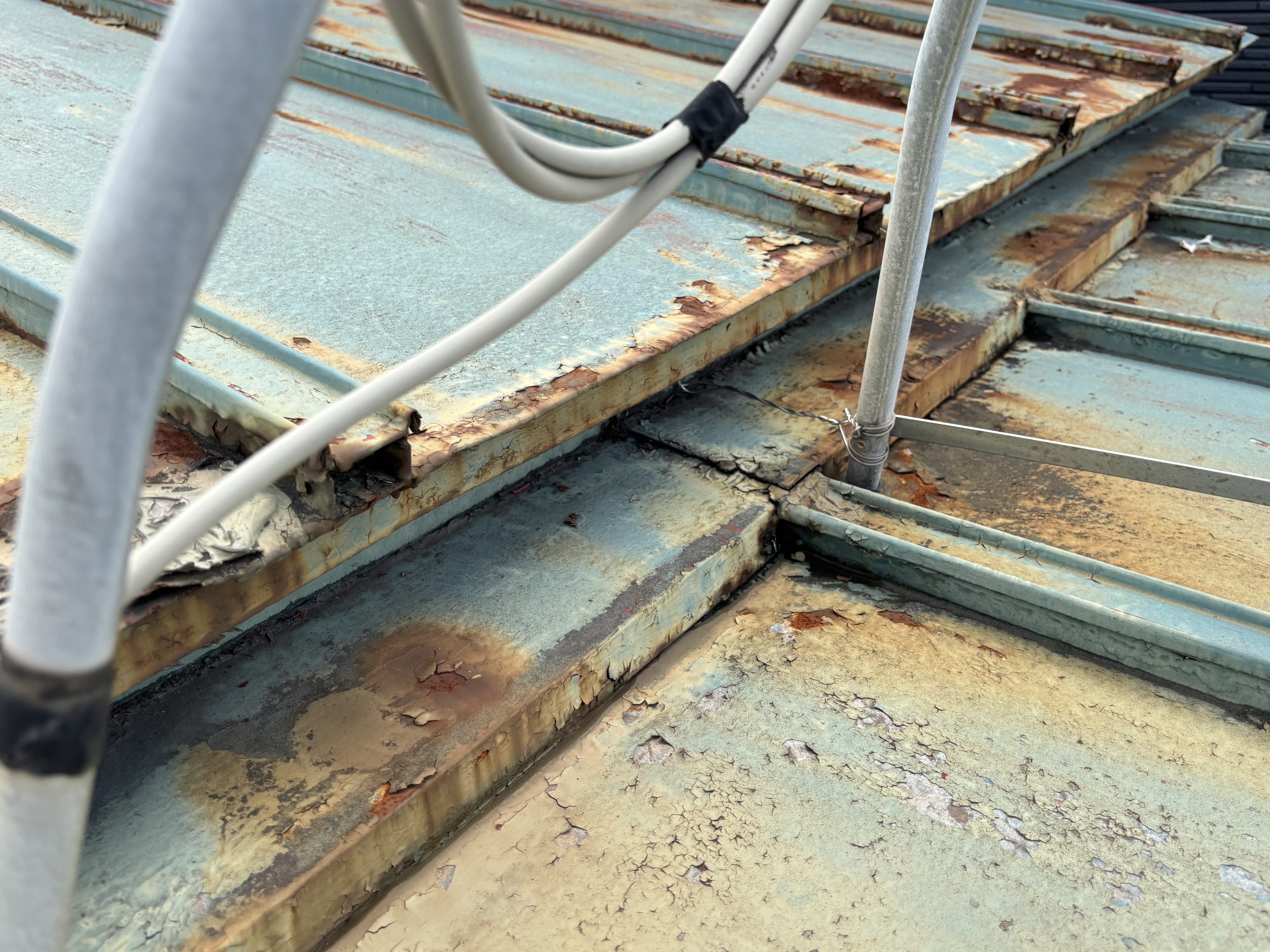 腐食が進んだ瓦棒の谷部分の拡大写真