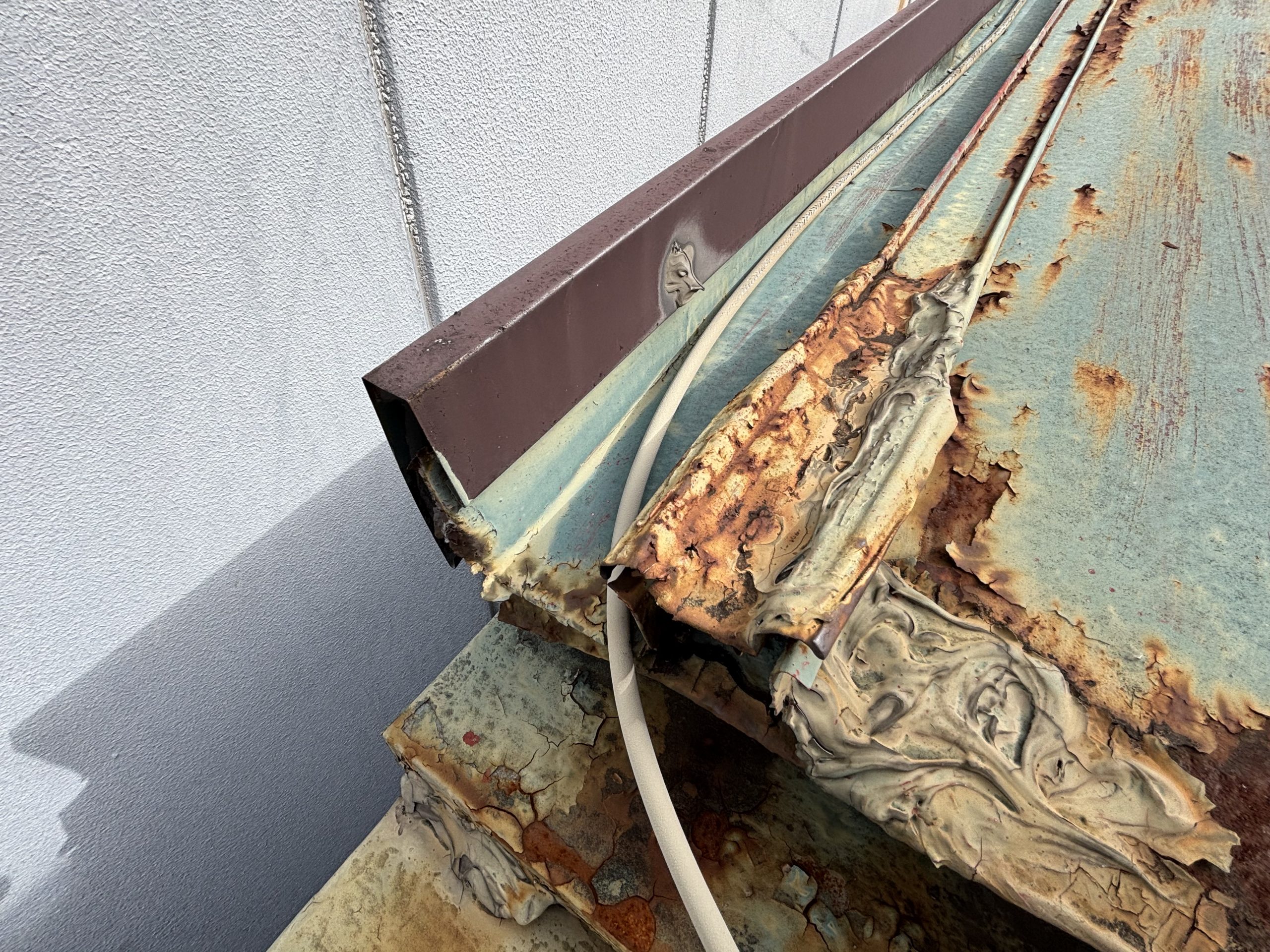 腐食が進んだ瓦棒の谷部分の拡大写真名古屋市北区