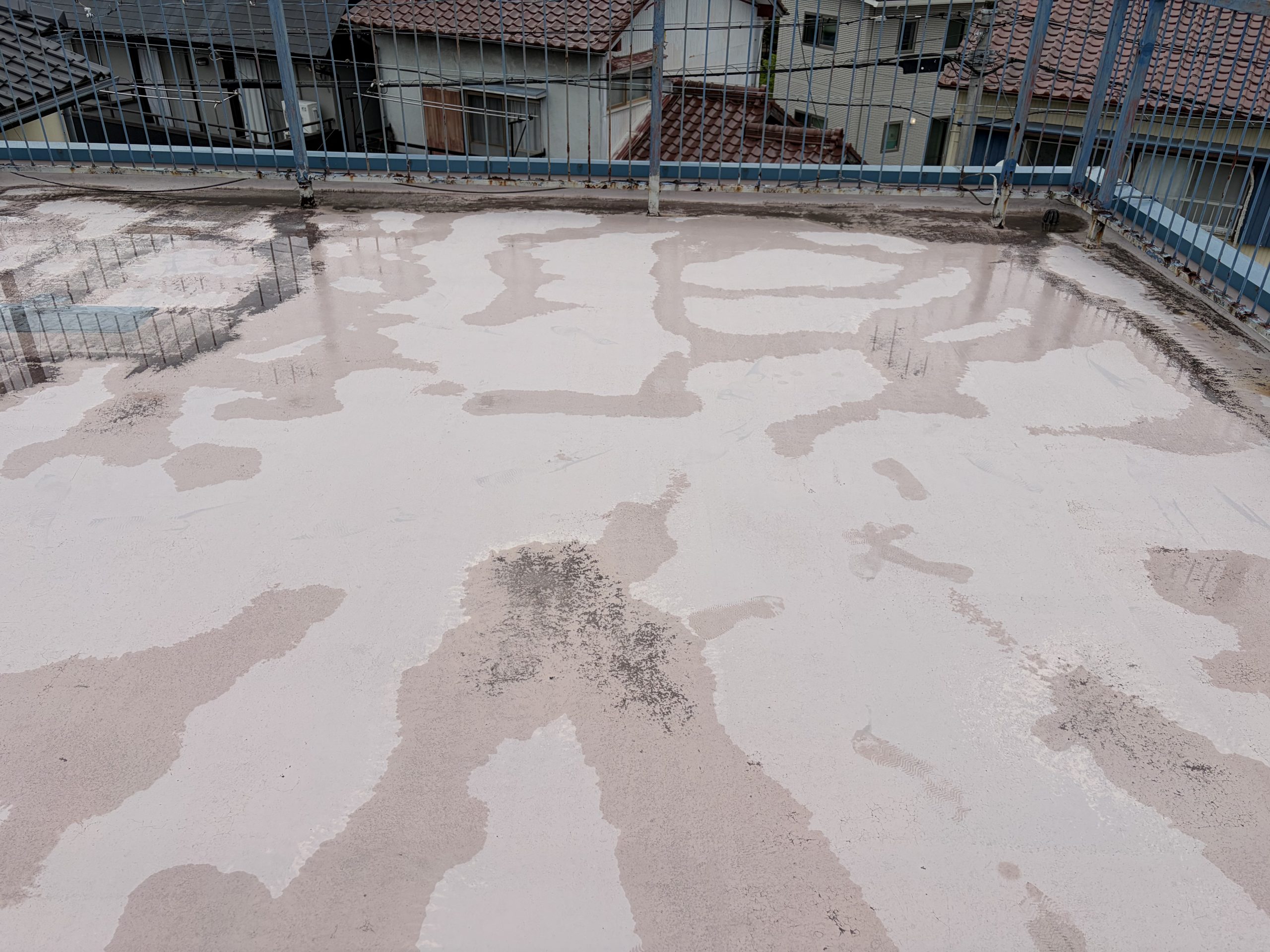 春日井市雨漏りした屋上