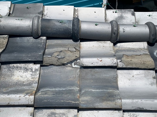 瓦の割れ状況写真